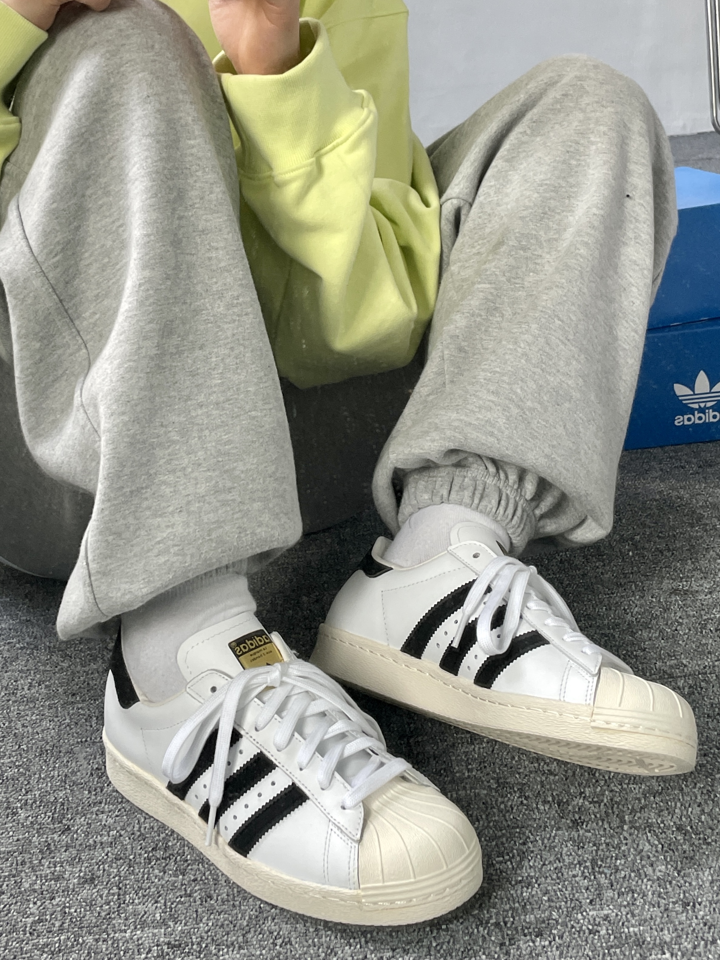 Adidas Superstar 80s White Black 착용 스타일 - 4