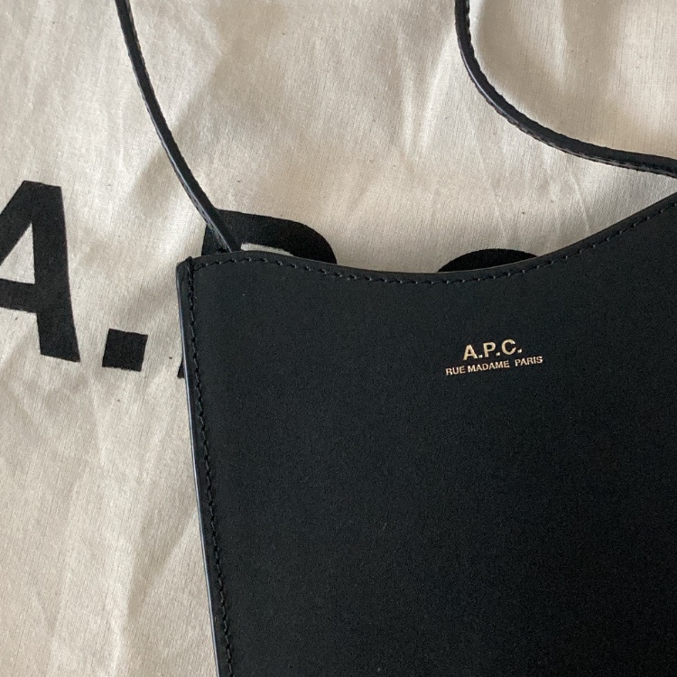 A.P.C. Jamie Neck Pouch Gold Black 착용 스타일