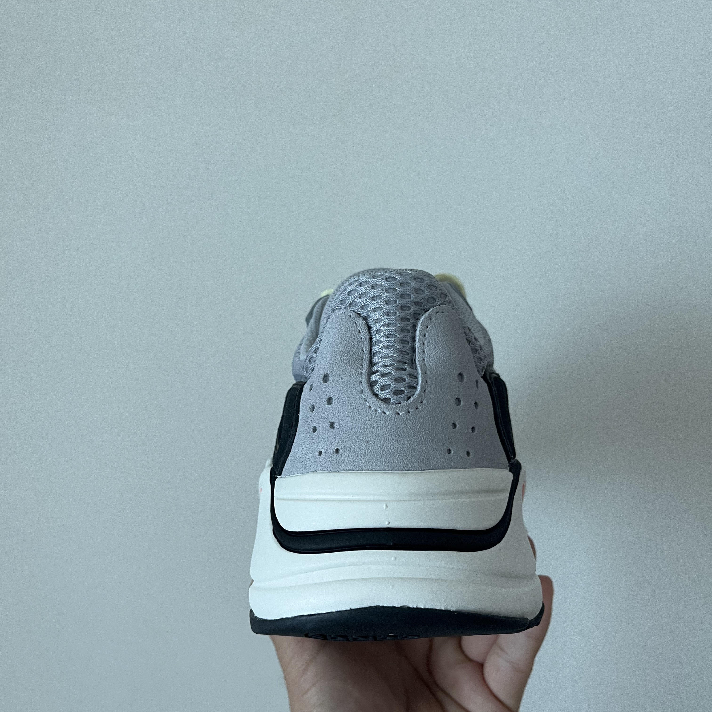 Adidas Yeezy Boost 700 Wave Runner Solid Grey 2021/2022 착용 스타일 - 2