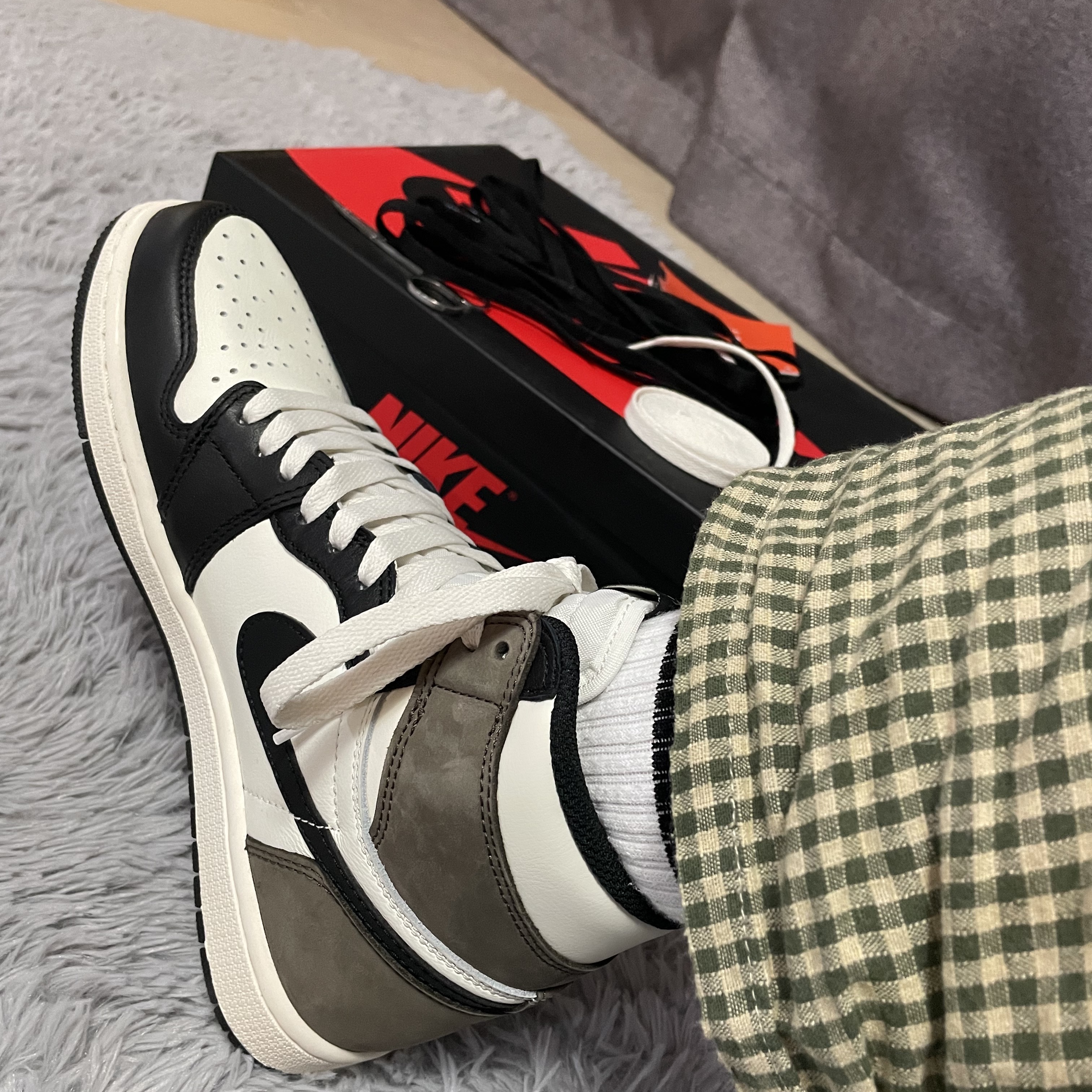 Jordan 1 Retro High OG Black Mocha 착용 스타일 - 2