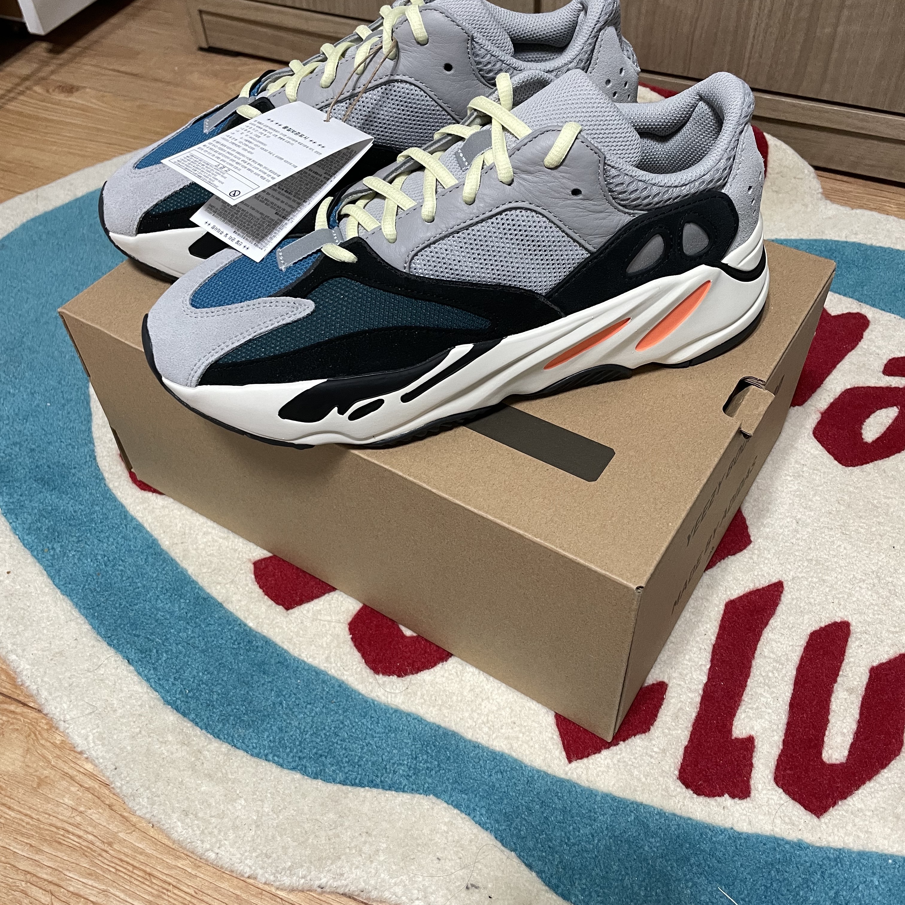 Adidas Yeezy Boost 700 Wave Runner Solid Grey 2021/2022 착용 스타일 - 2