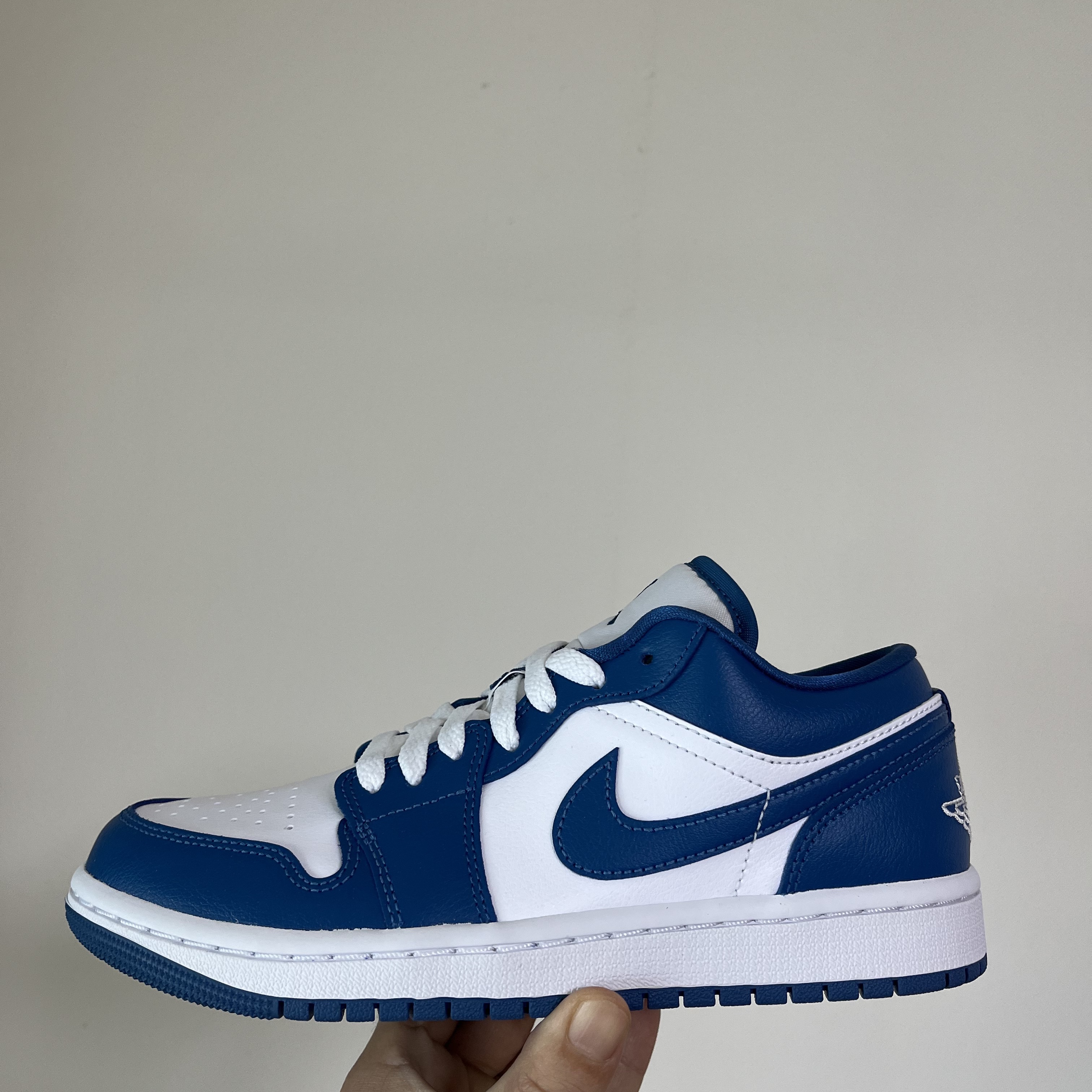 (W) Jordan 1 Low White Dark Marina Blue 착용 스타일 - 1