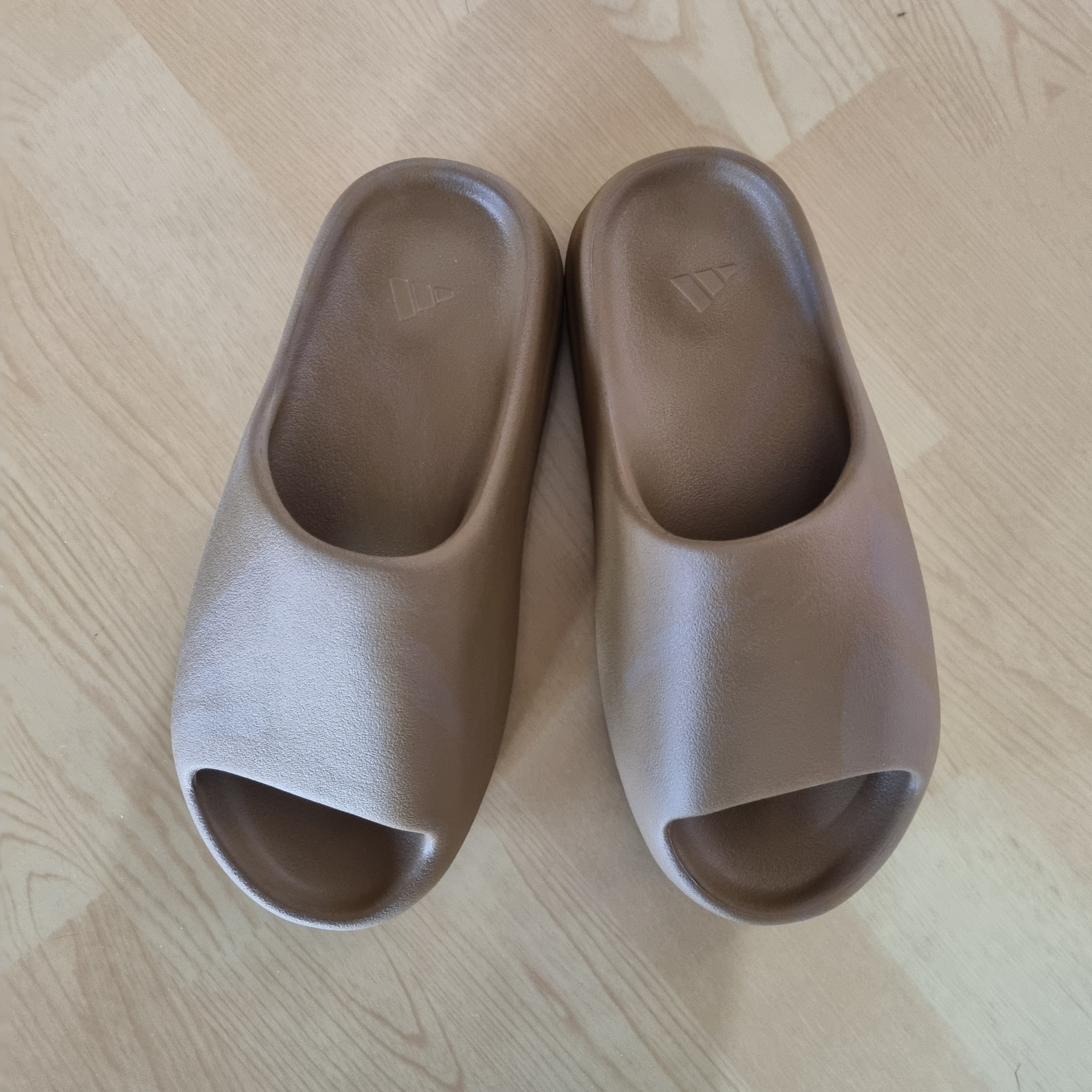 Adidas Yeezy Slide Ochre 착용 스타일 - 2