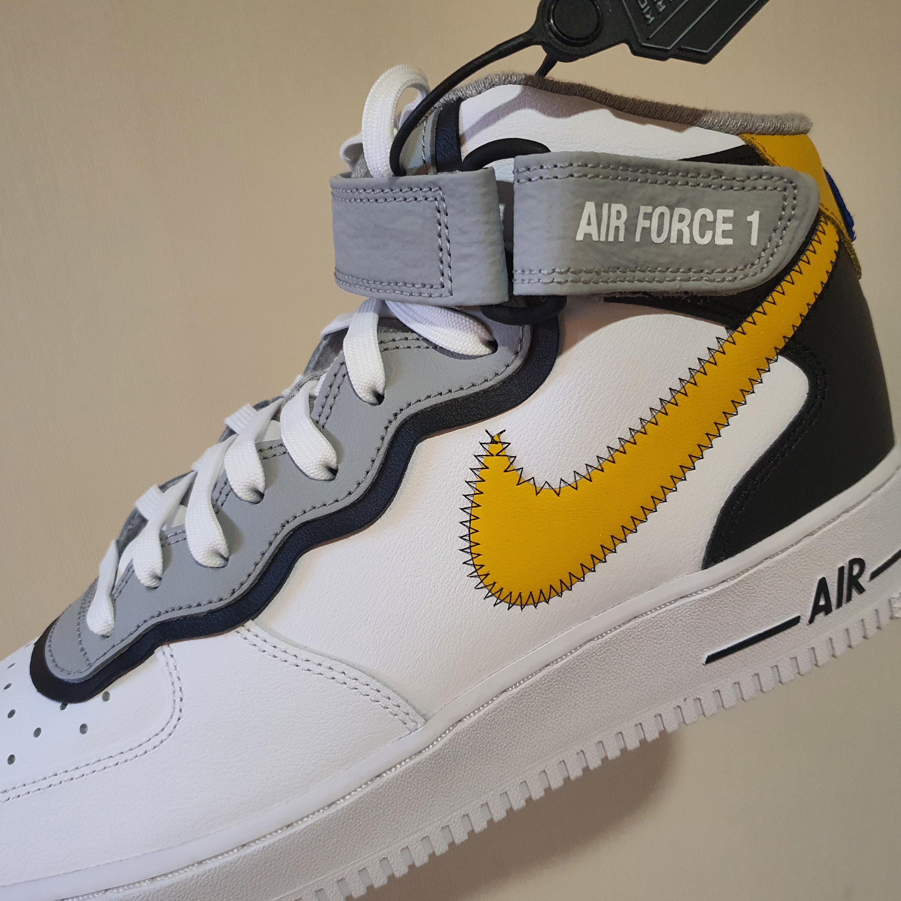 Nike Air Force 1 Mid '07 LV8 Athletic Club White Dark Sulfur 착용 스타일 - 1