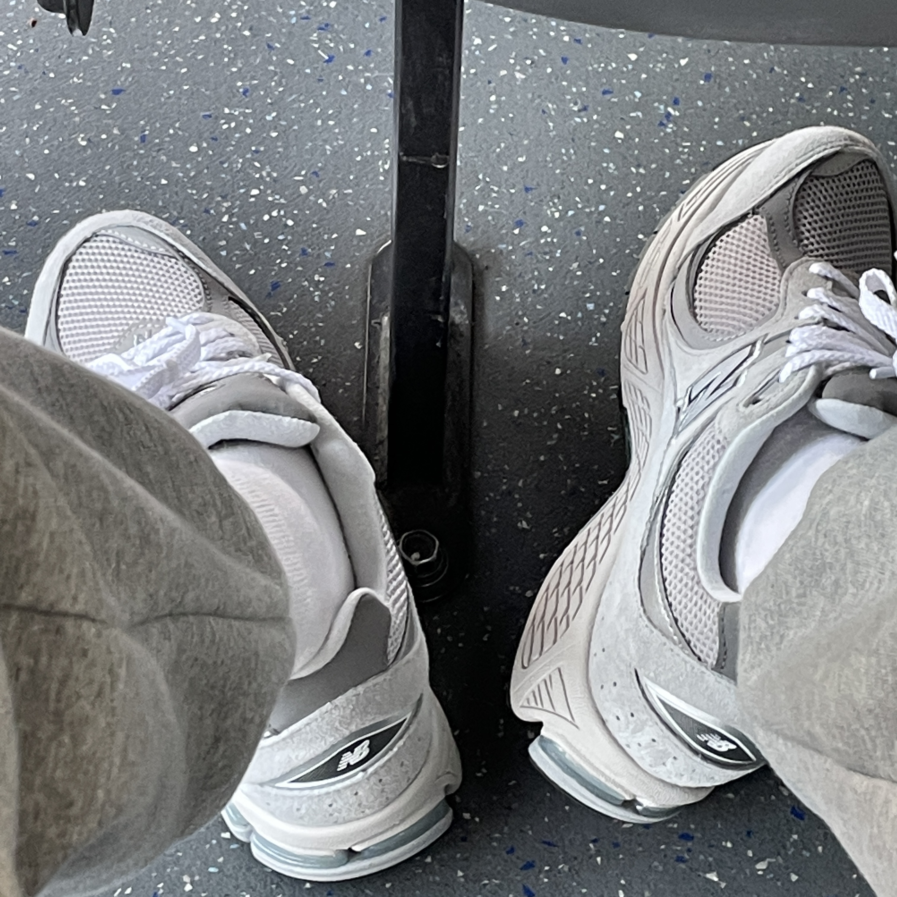 New Balance 2002R T2 Gray 착용 스타일 - 2