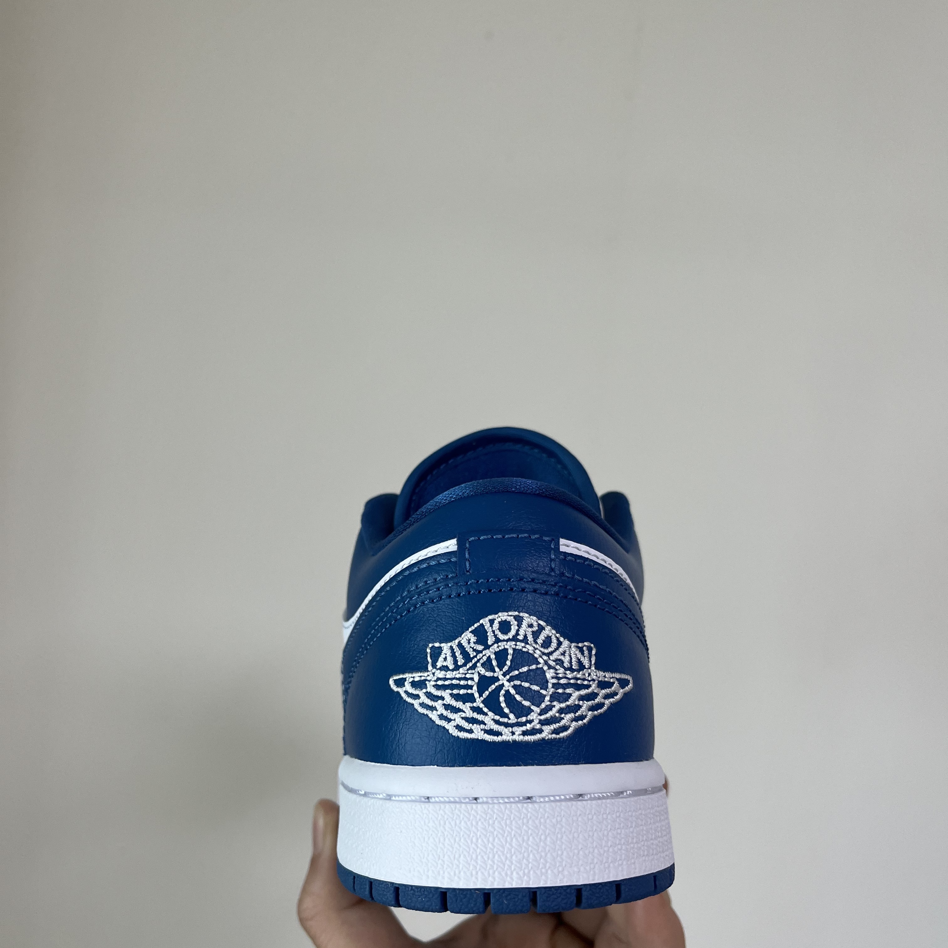 (W) Jordan 1 Low White Dark Marina Blue 착용 스타일 - 2