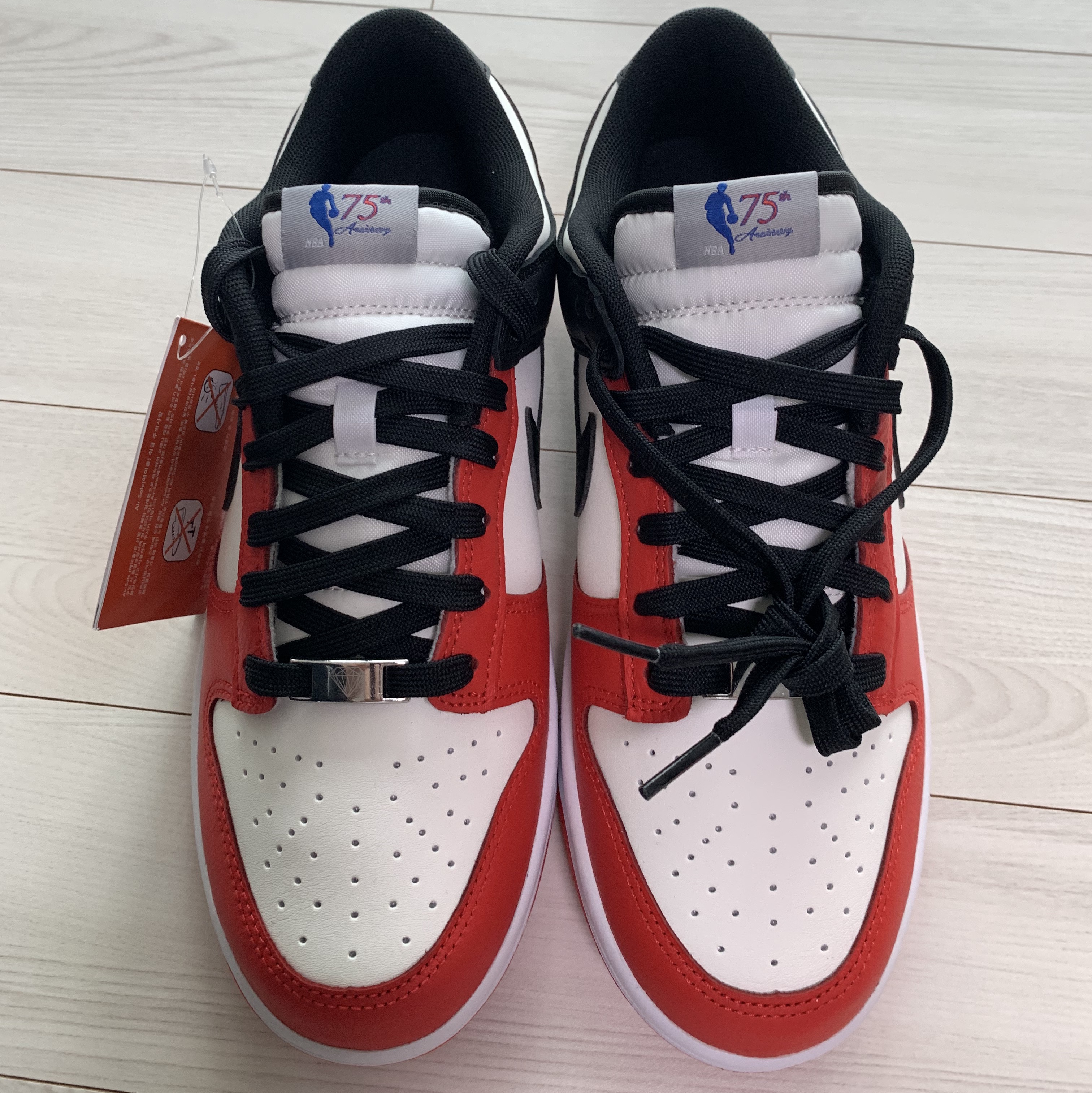 Nike x NBA Dunk Low Retro EMB Black and Chile Red 착용 스타일 - 4
