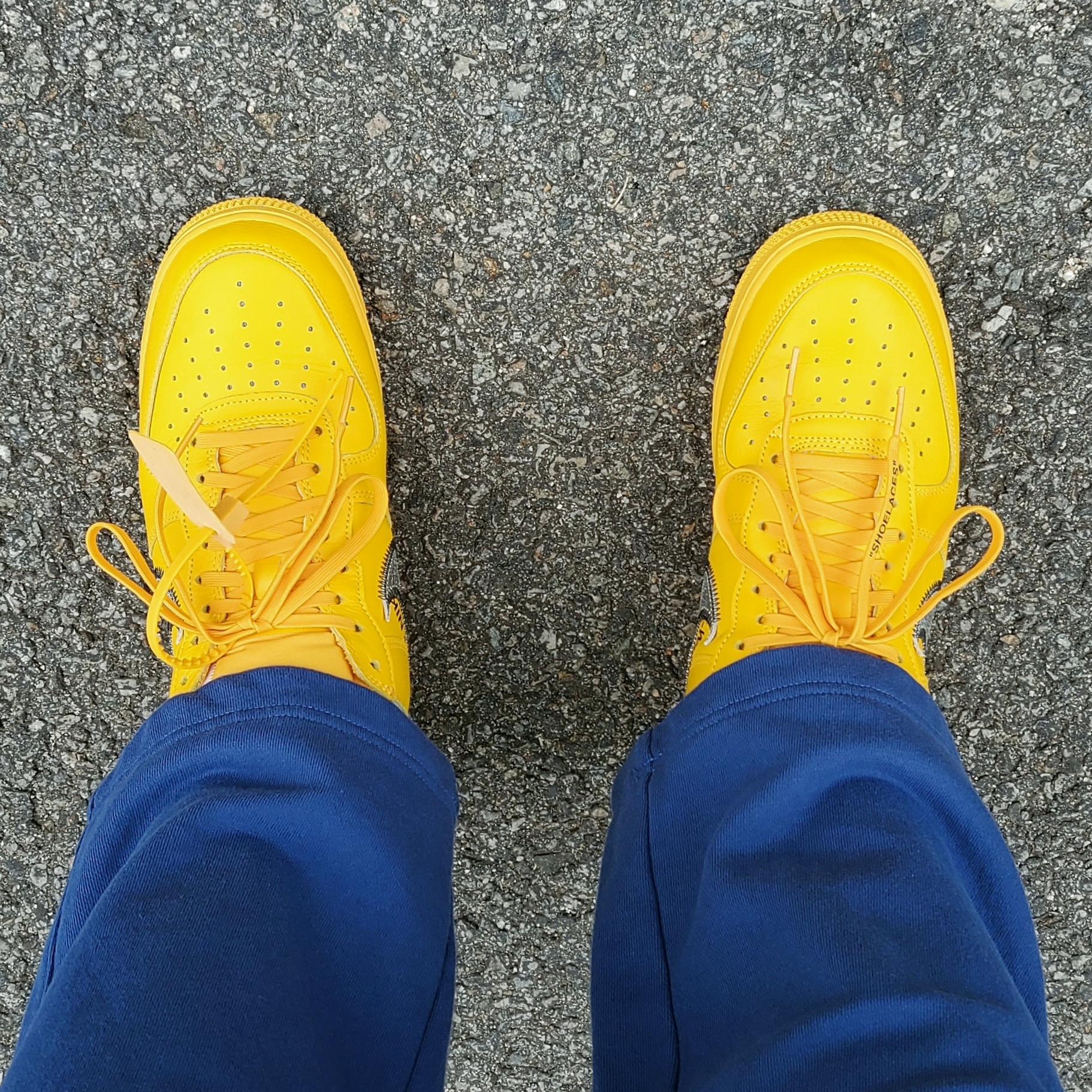 Nike x Off-White Air Force 1 '07 University Gold 착용 스타일 - 5