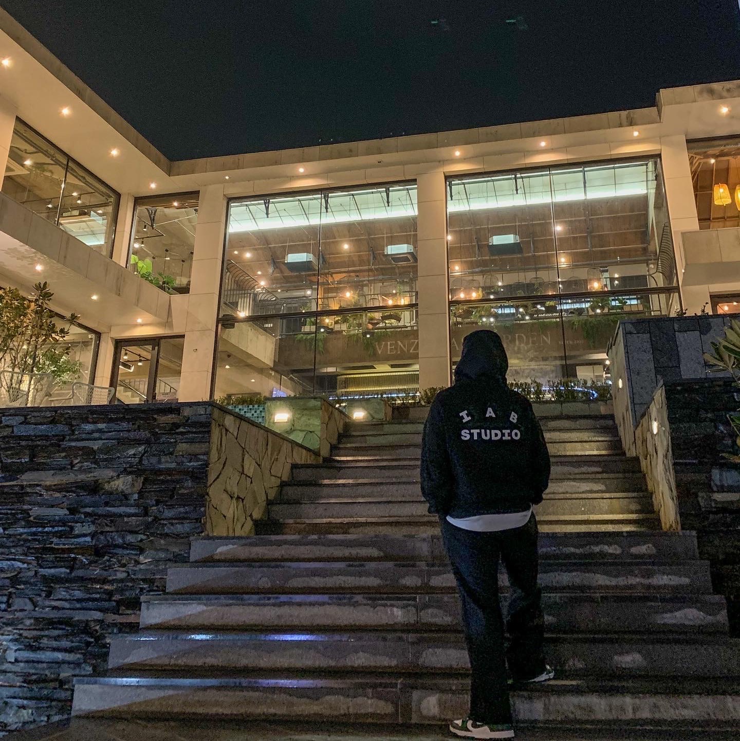 Nike Dunk Low Retro Varsity Green, IAB Studio Hoodie Black White 착용 스타일 - 2