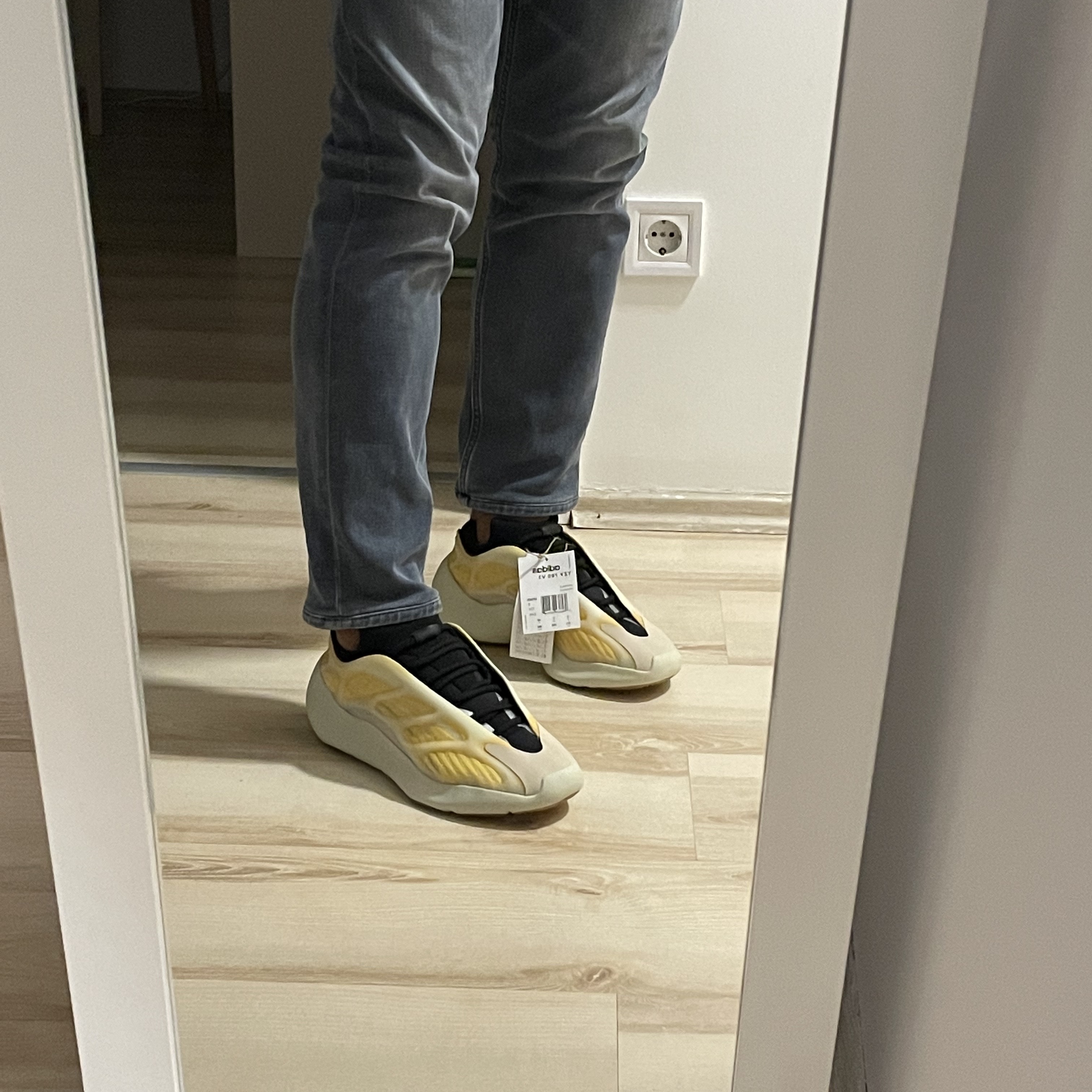 Adidas Yeezy 700 V3 Mono Safflower 착용 스타일 - 3