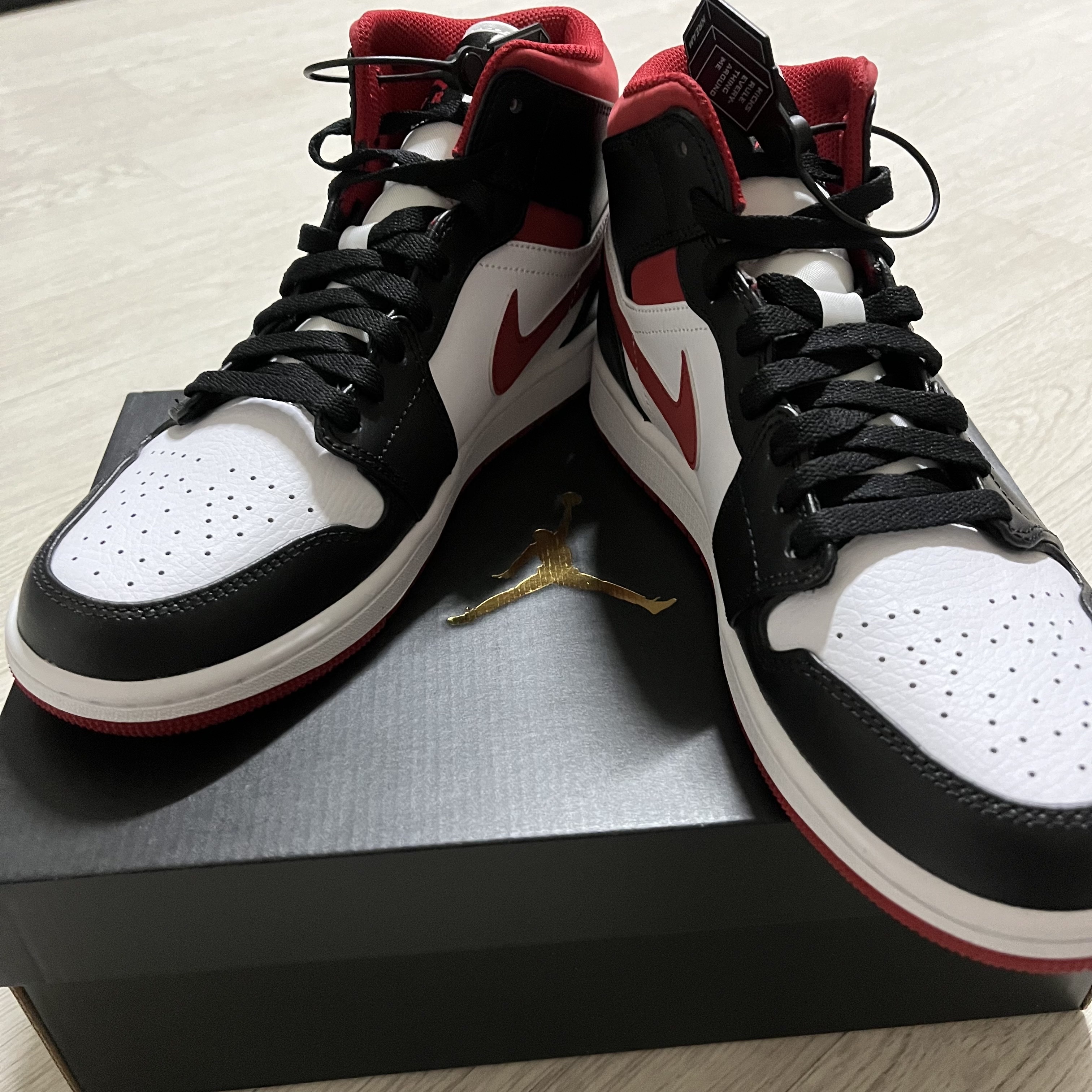 Jordan 1 Mid Gym Red Black White 착용 스타일 - 1