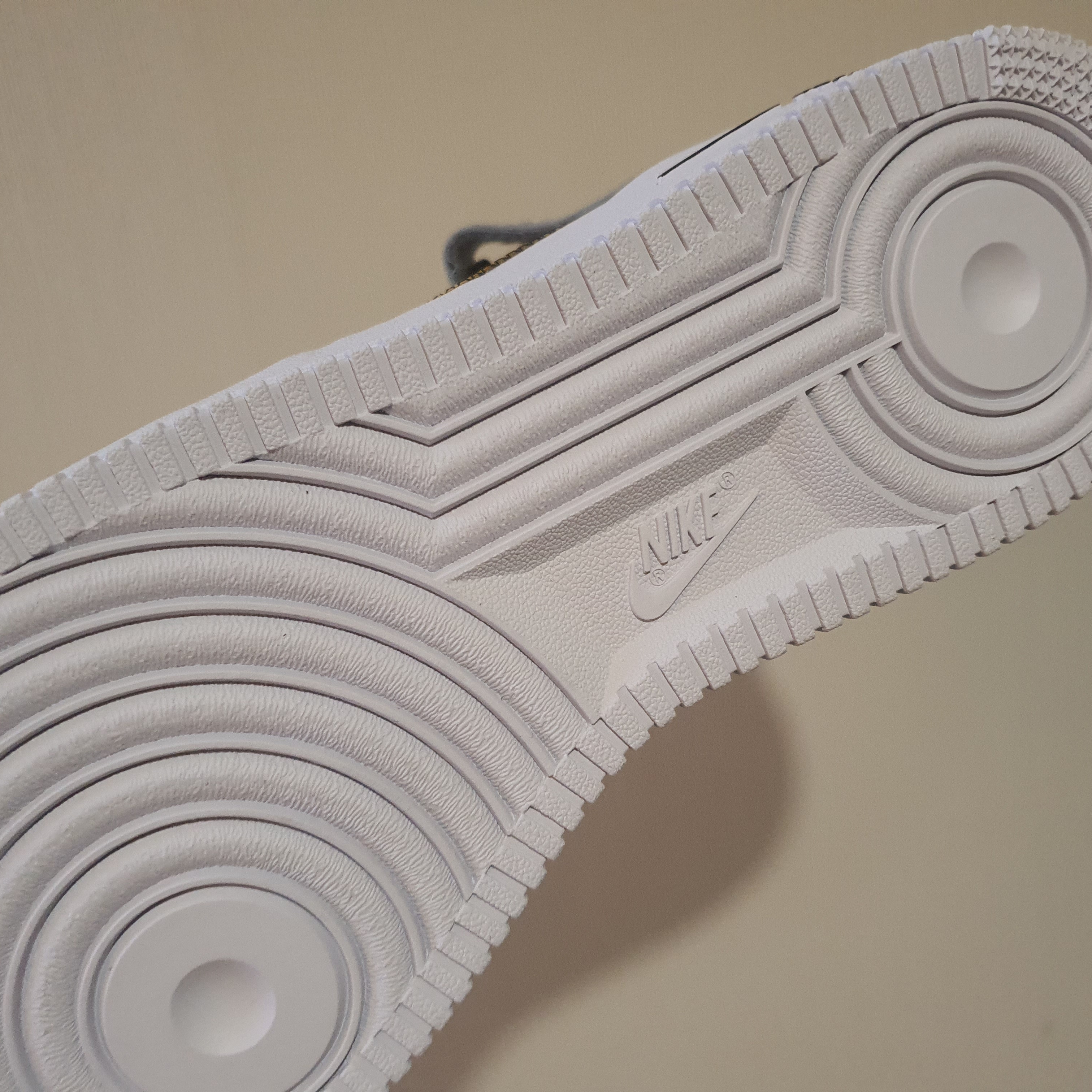 Nike Air Force 1 Mid '07 LV8 Athletic Club White Dark Sulfur 착용 스타일 - 2