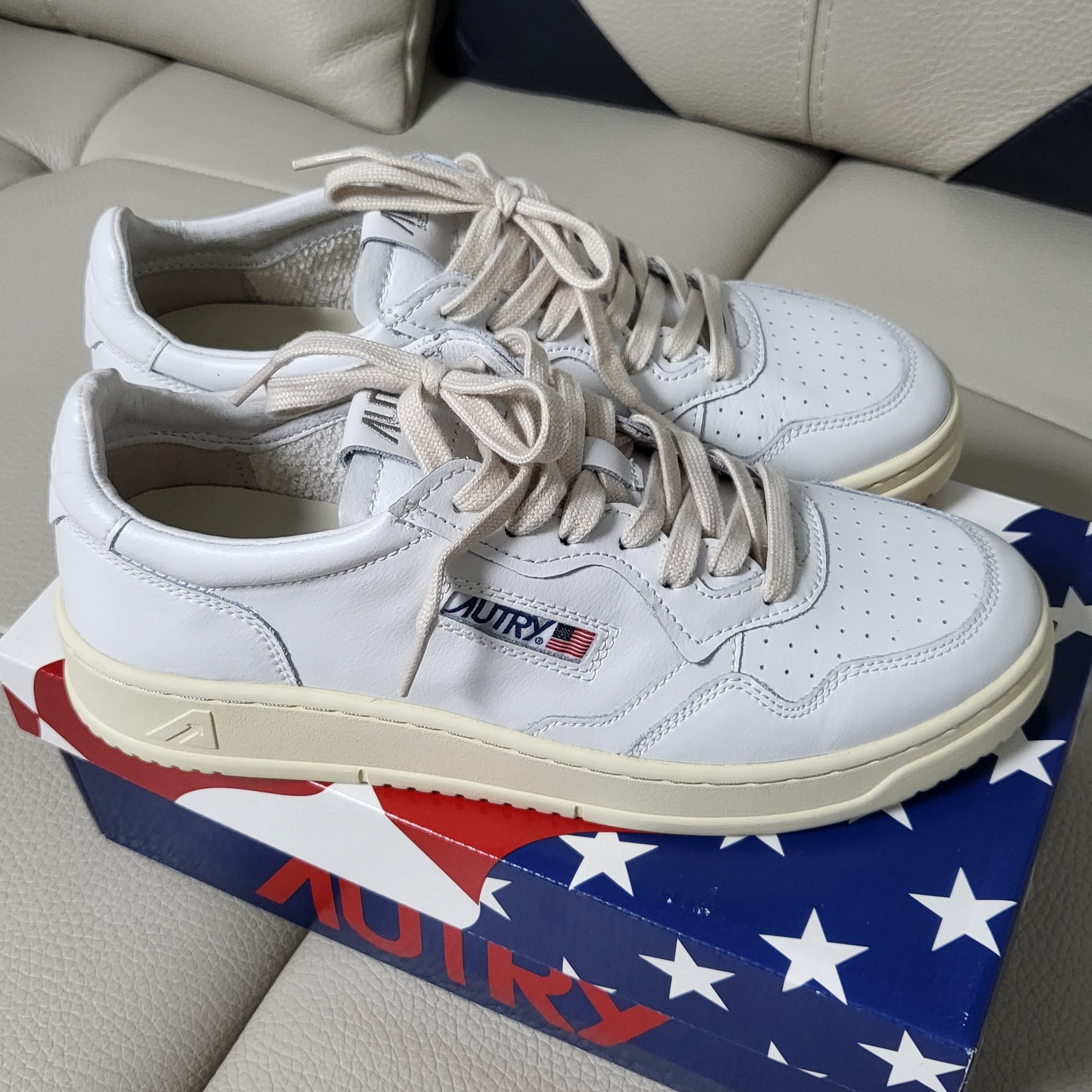 Autry Medalist Low Leather Sneakers White 착용 스타일