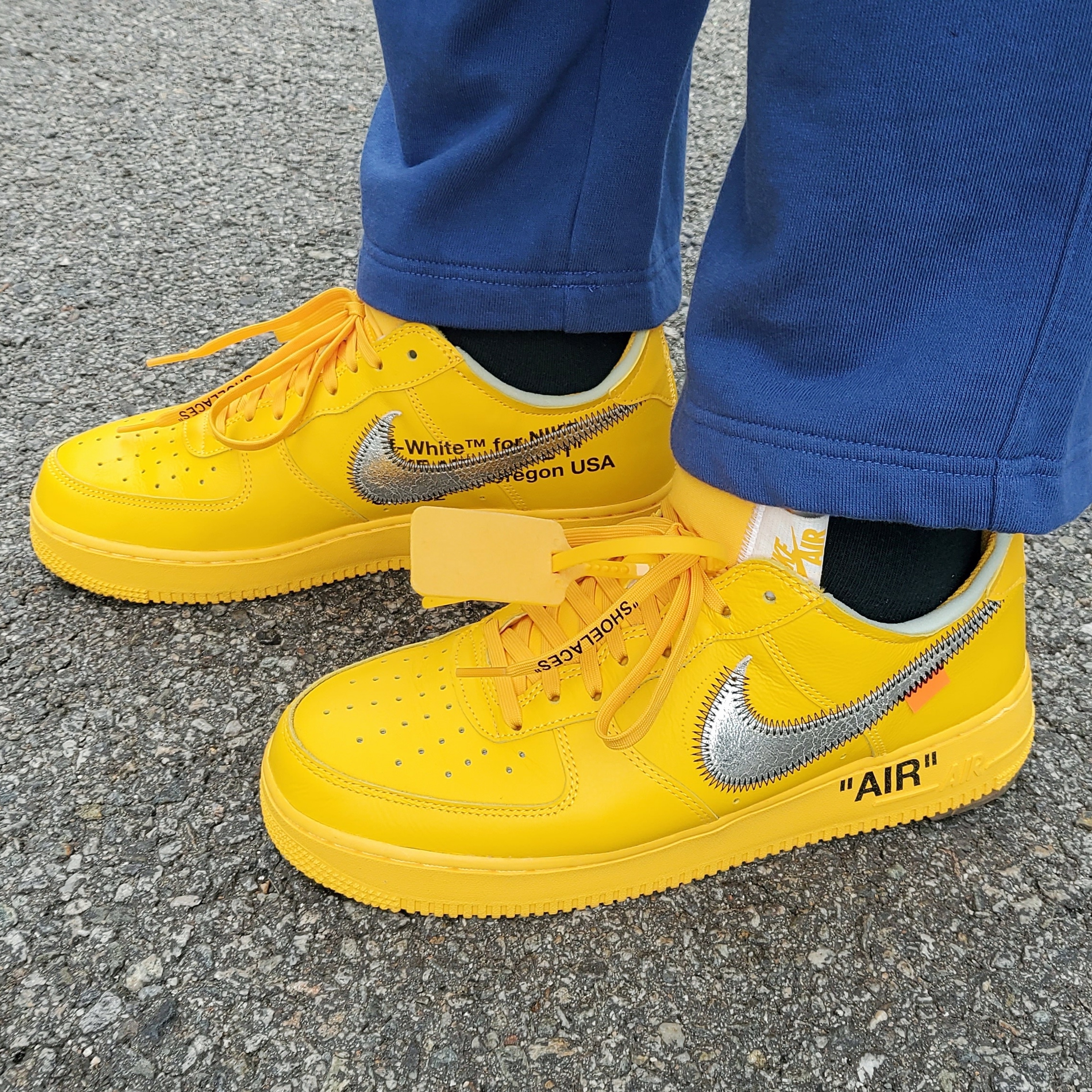 Nike x Off-White Air Force 1 '07 University Gold 착용 스타일 - 1