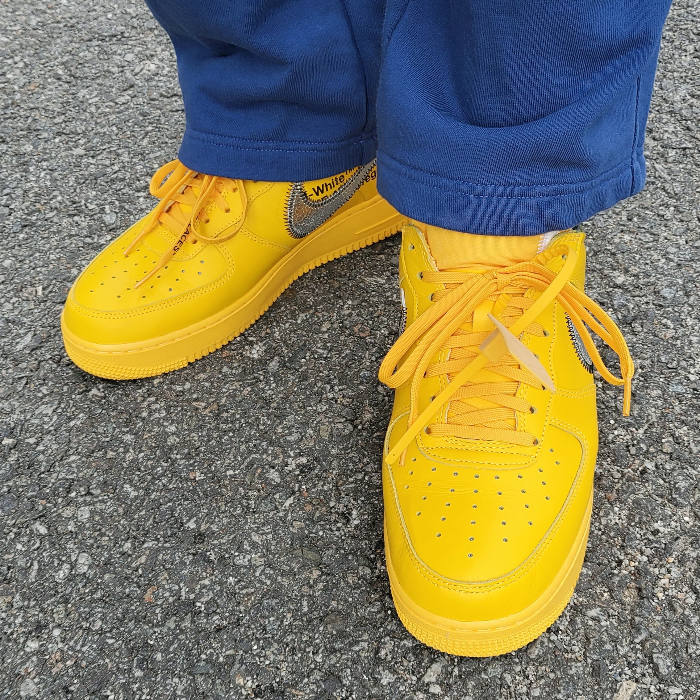 Nike x Off-White Air Force 1 '07 University Gold 착용 스타일 - 3