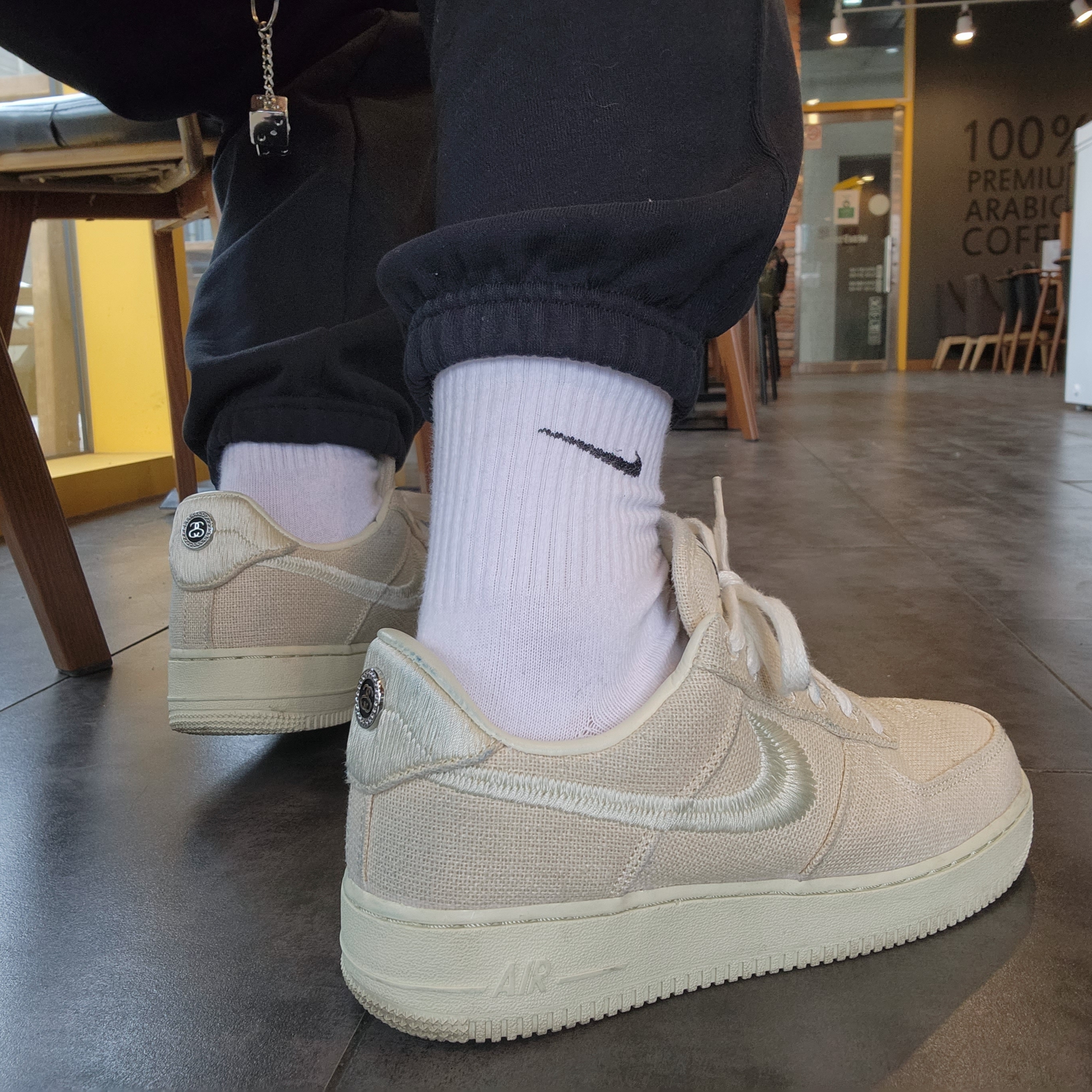 Nike x Stussy Air Force 1 Low Fossil, Stussy Metal Dice Keychain Silver 착용 스타일 - 1