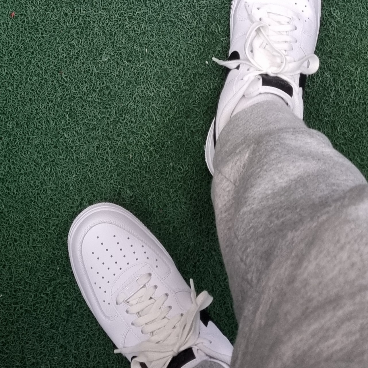 (W) Nike Air Force 1 '07 Low White Black 착용 스타일 - 5