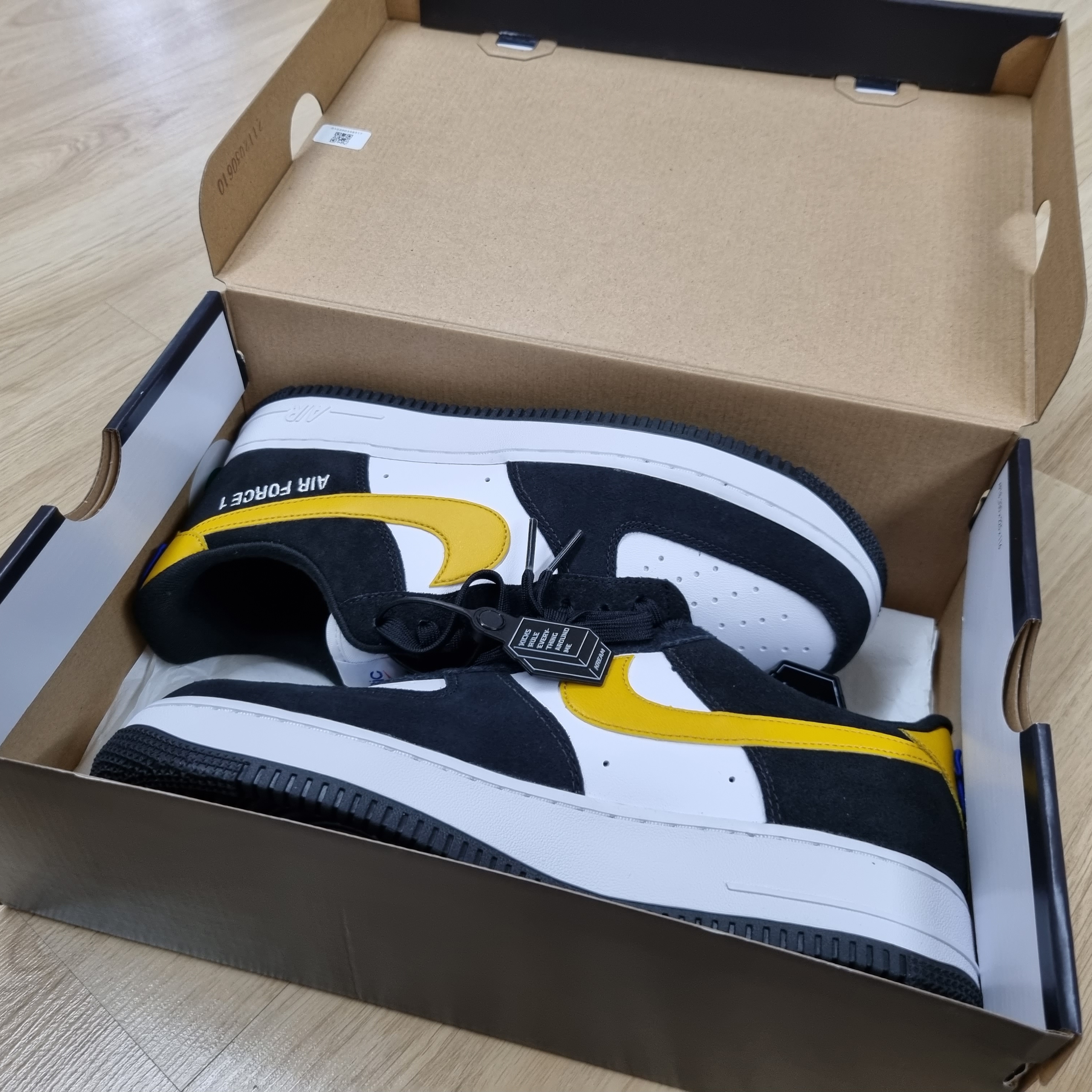 Nike Air Force 1 '07 LV8 Athletic Club Black Dark Sulfur 착용 스타일
