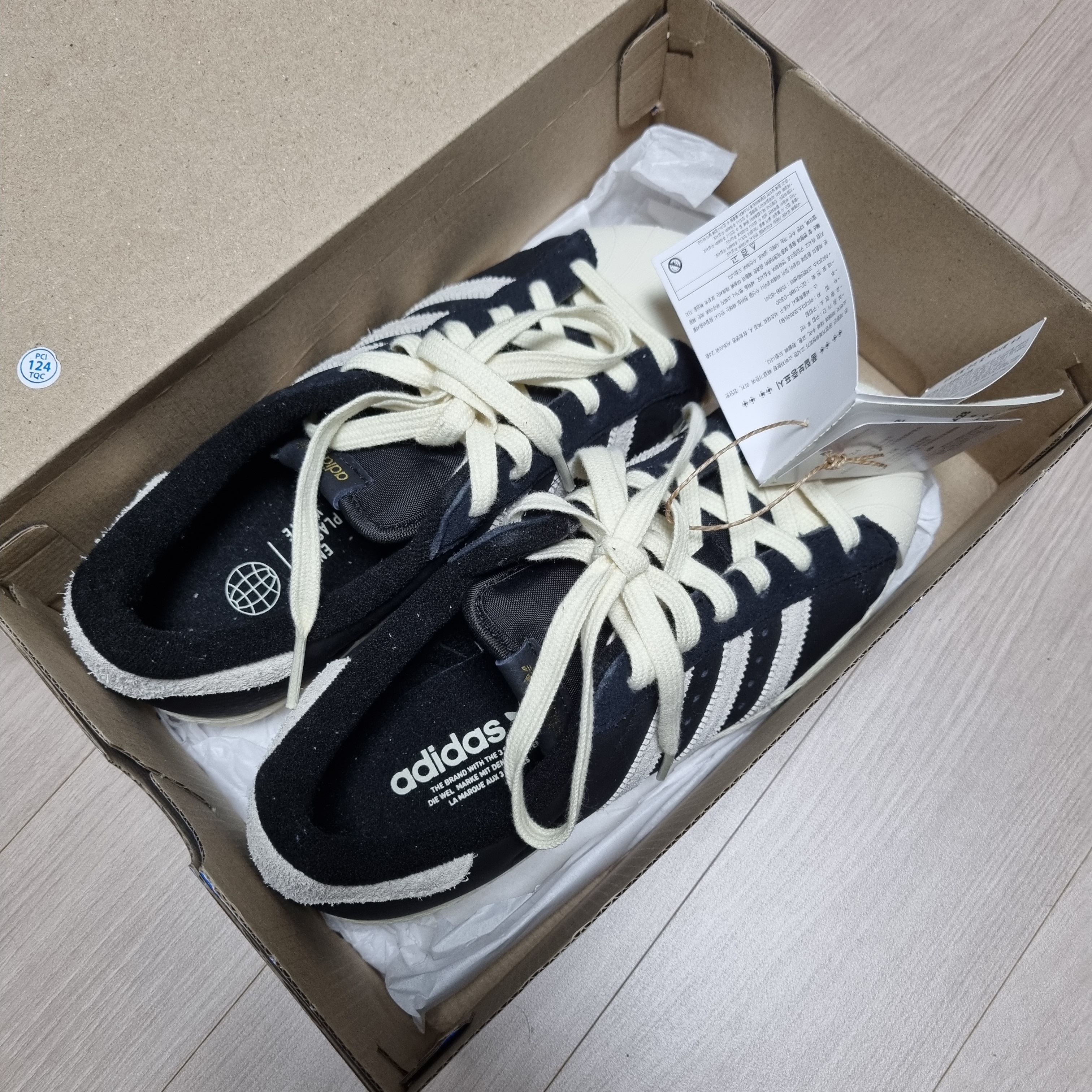 Adidas Superstar 82 Black White 착용 스타일