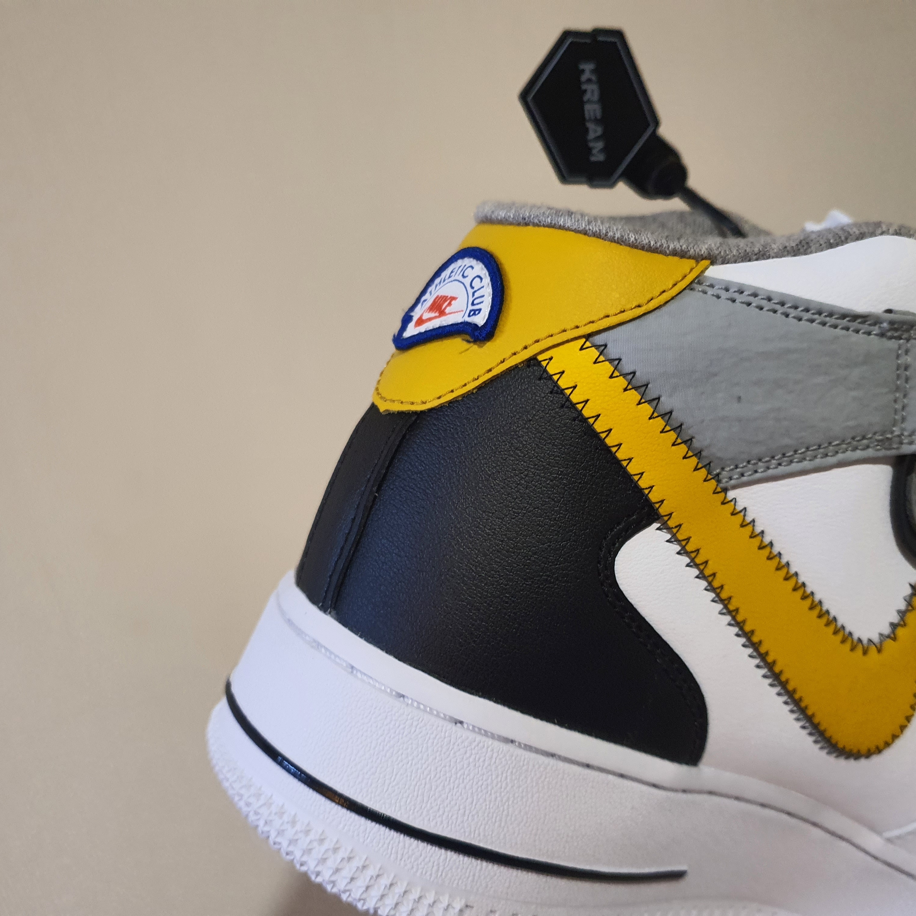 Nike Air Force 1 Mid '07 LV8 Athletic Club White Dark Sulfur 착용 스타일 - 3