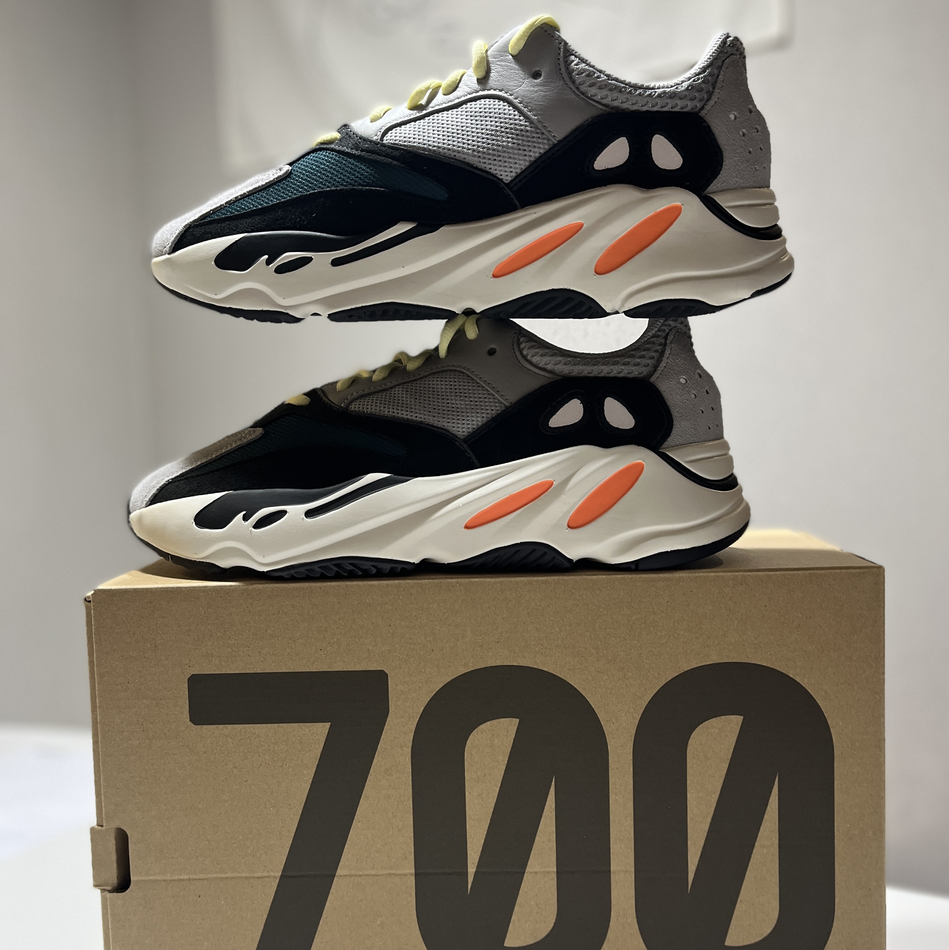 Adidas Yeezy Boost 700 Wave Runner Solid Grey 2021/2022 착용 스타일 - 3