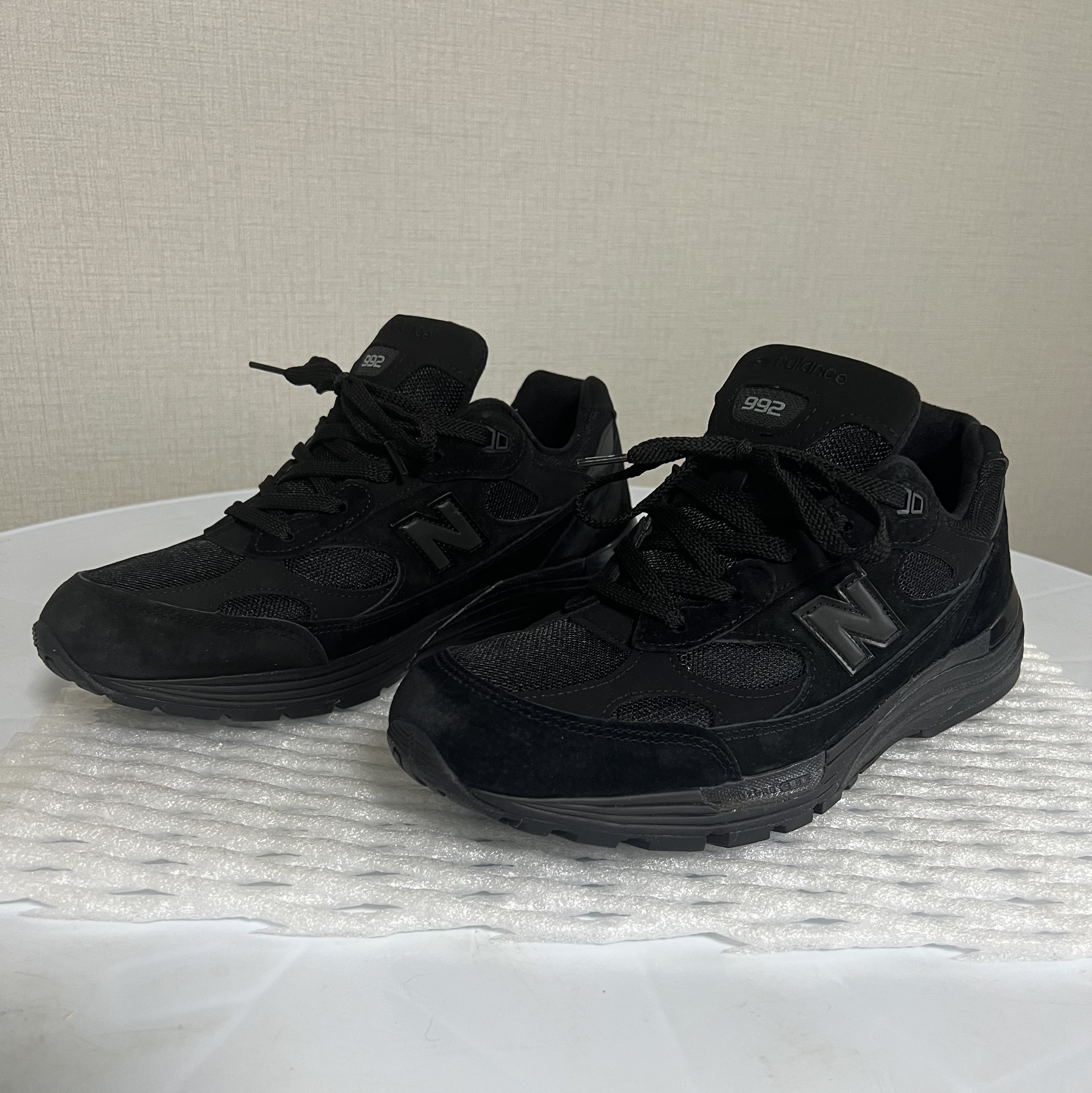 New Balance 992 Made in USA Triple Black 착용 스타일 - 3