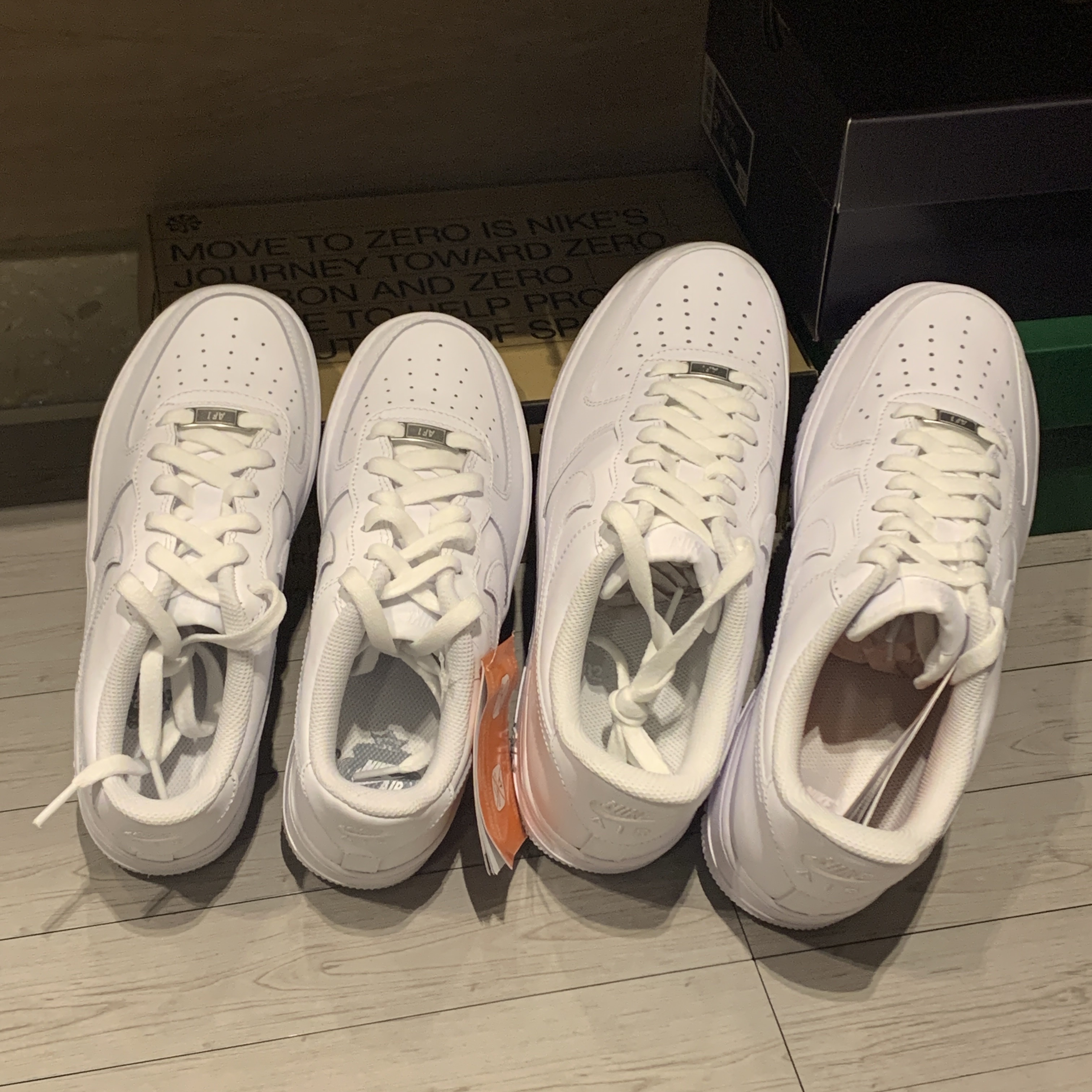 (GS) Nike Air Force 1 LE White, (W) Nike Air Force 1 '07 Next Nature Light Orewood Brown 착용 스타일 - 2