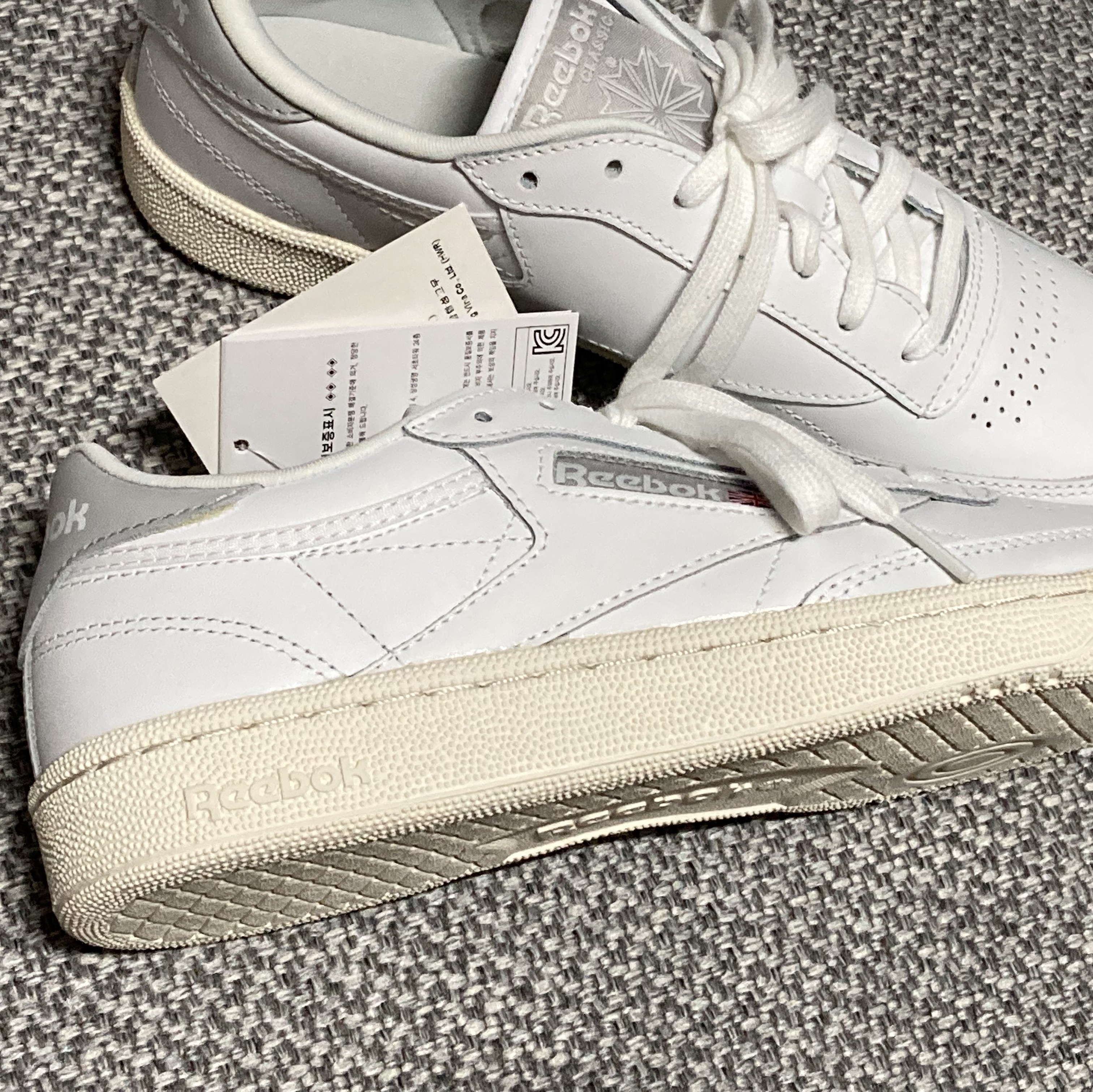(W) Reebok Club C 85 SU White Skull Grey 착용 스타일