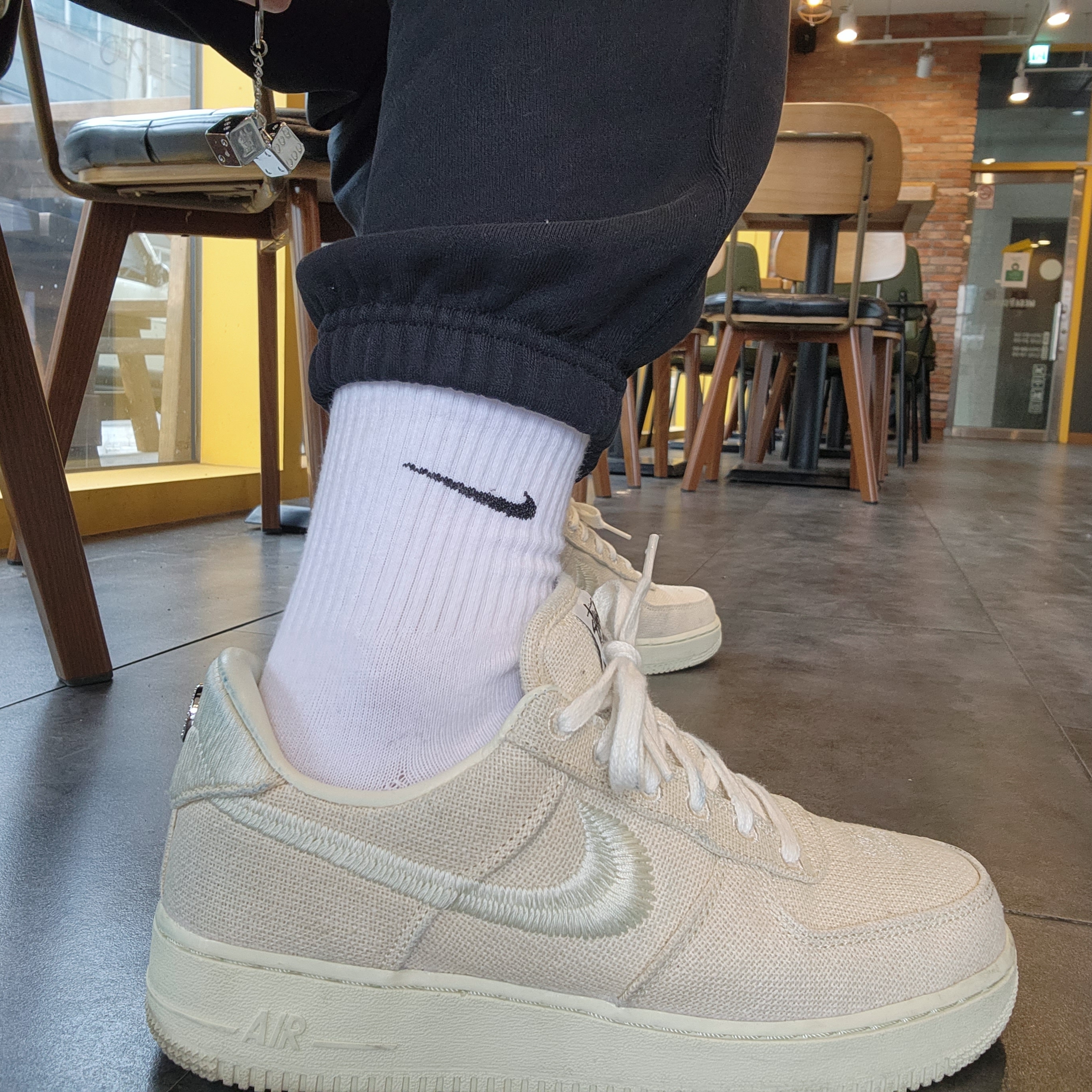 Nike x Stussy Air Force 1 Low Fossil, Stussy Metal Dice Keychain Silver 착용 스타일 - 2