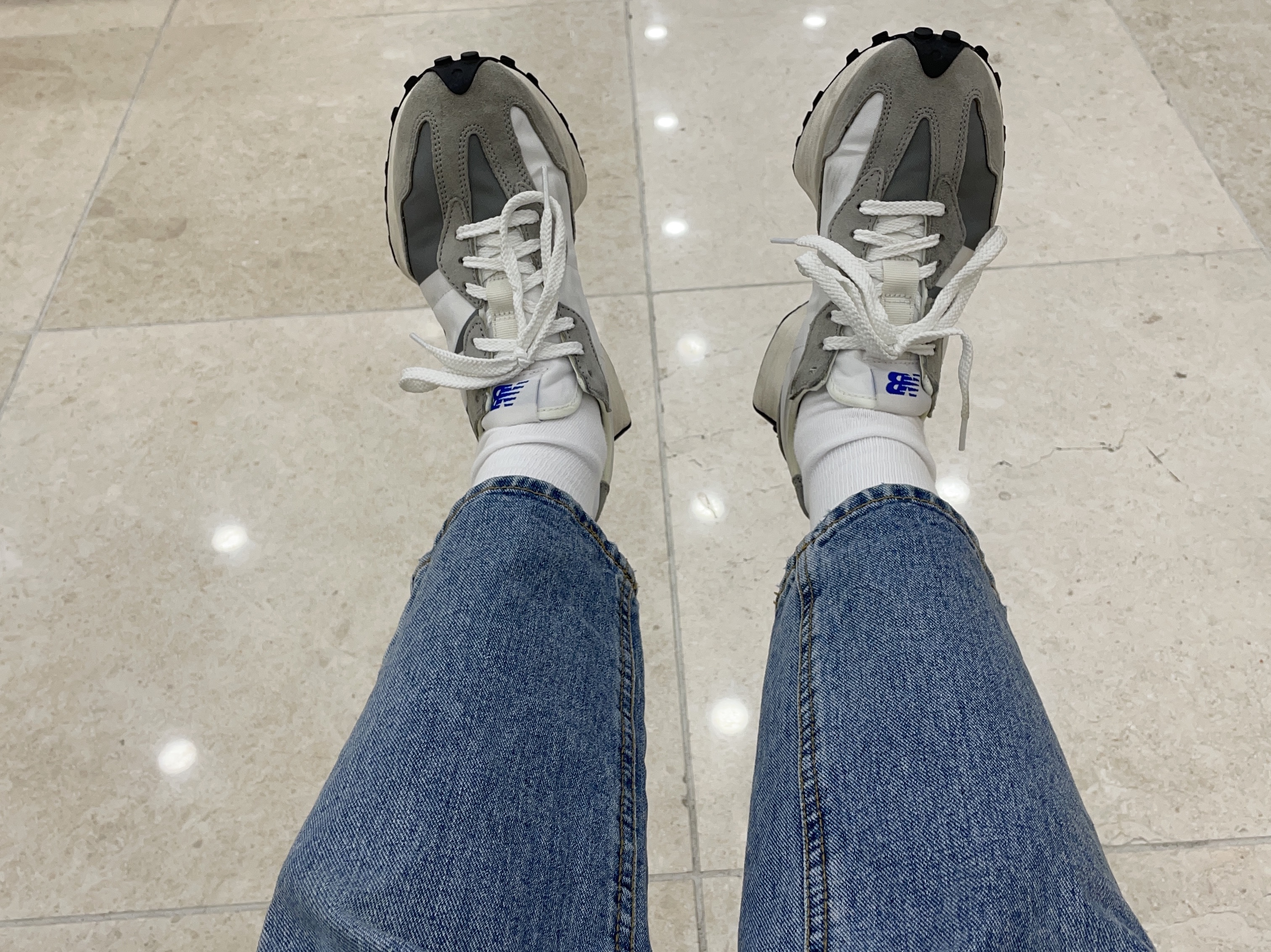 New Balance 327 Grey 착용 스타일
