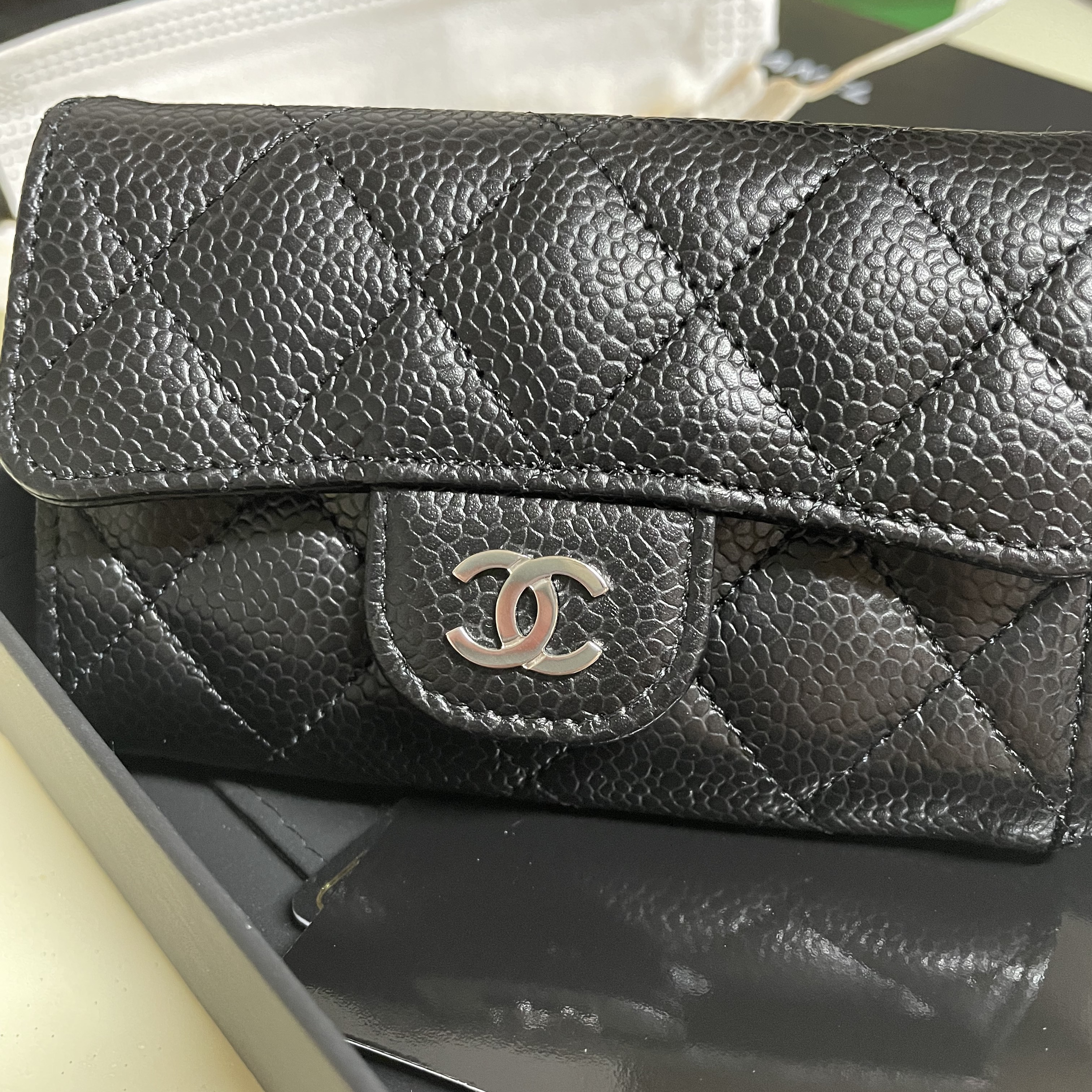 Chanel Classic Card Holder Grained Calfskin & Silver Black 착용 스타일