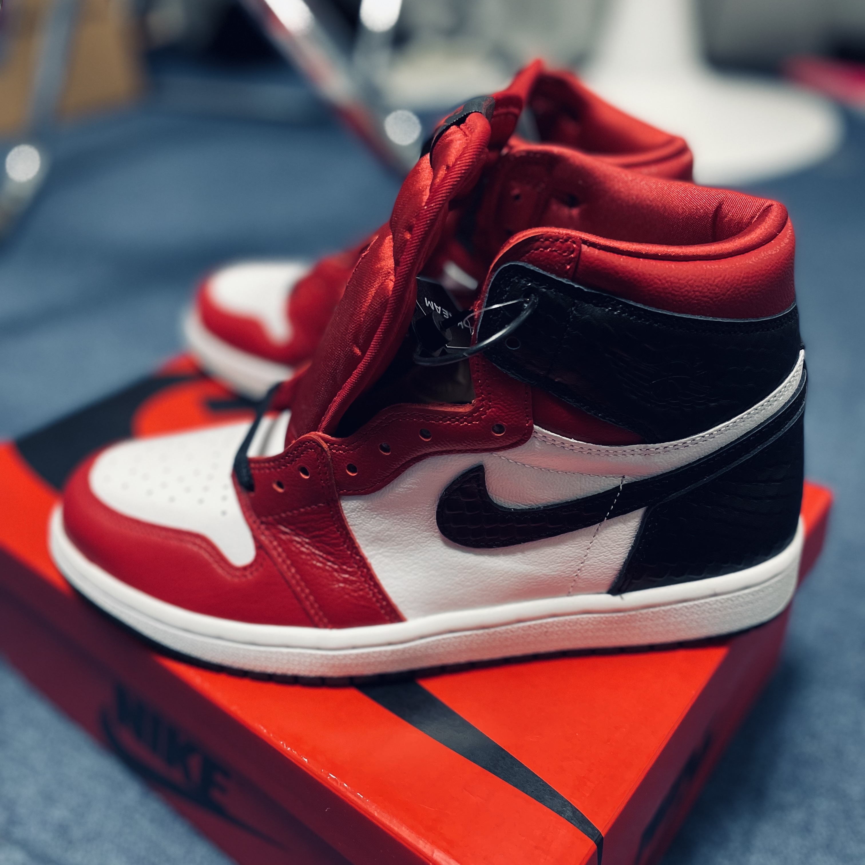 (W) Jordan 1 Retro High Satin Red 착용 스타일 - 3