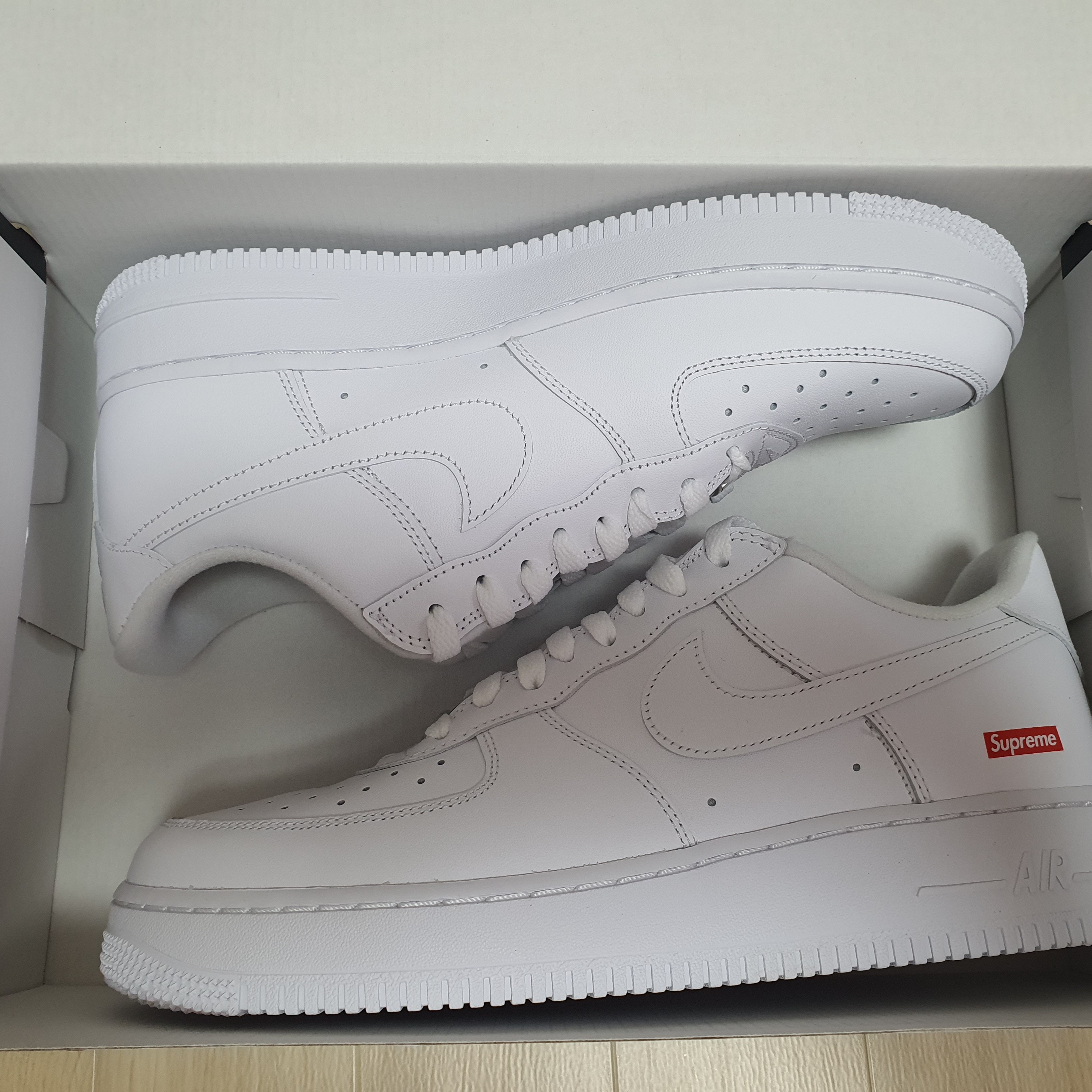 Nike x Supreme Air Force 1 Low White 착용 스타일 - 2
