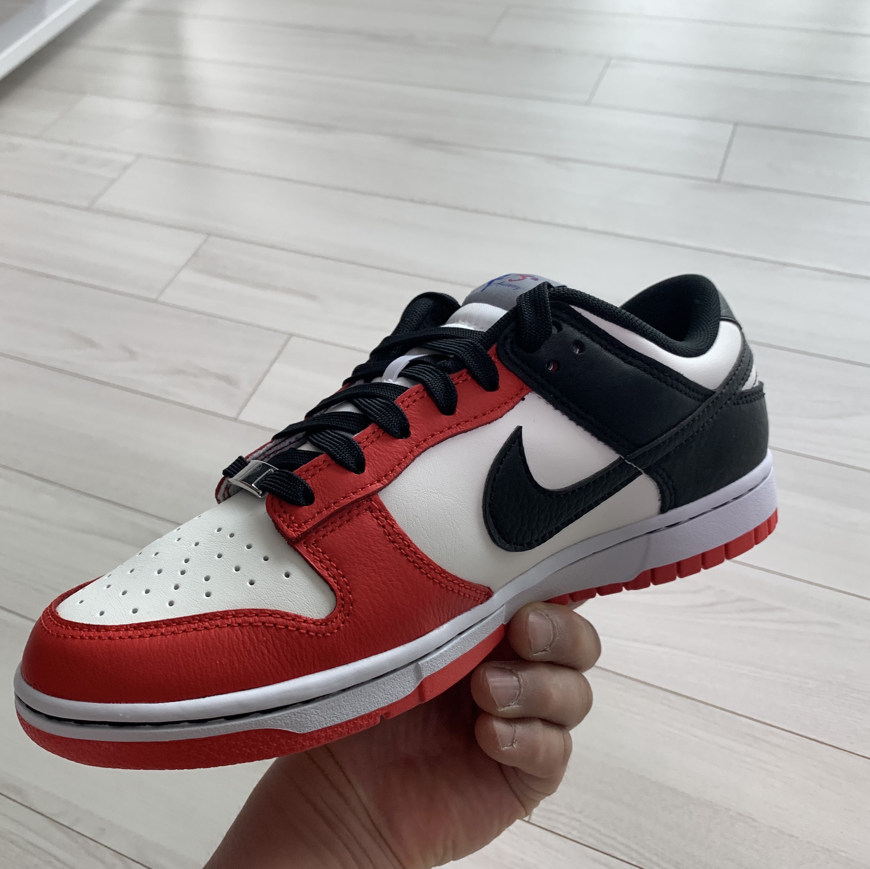 Nike x NBA Dunk Low Retro EMB Black and Chile Red 착용 스타일 - 3