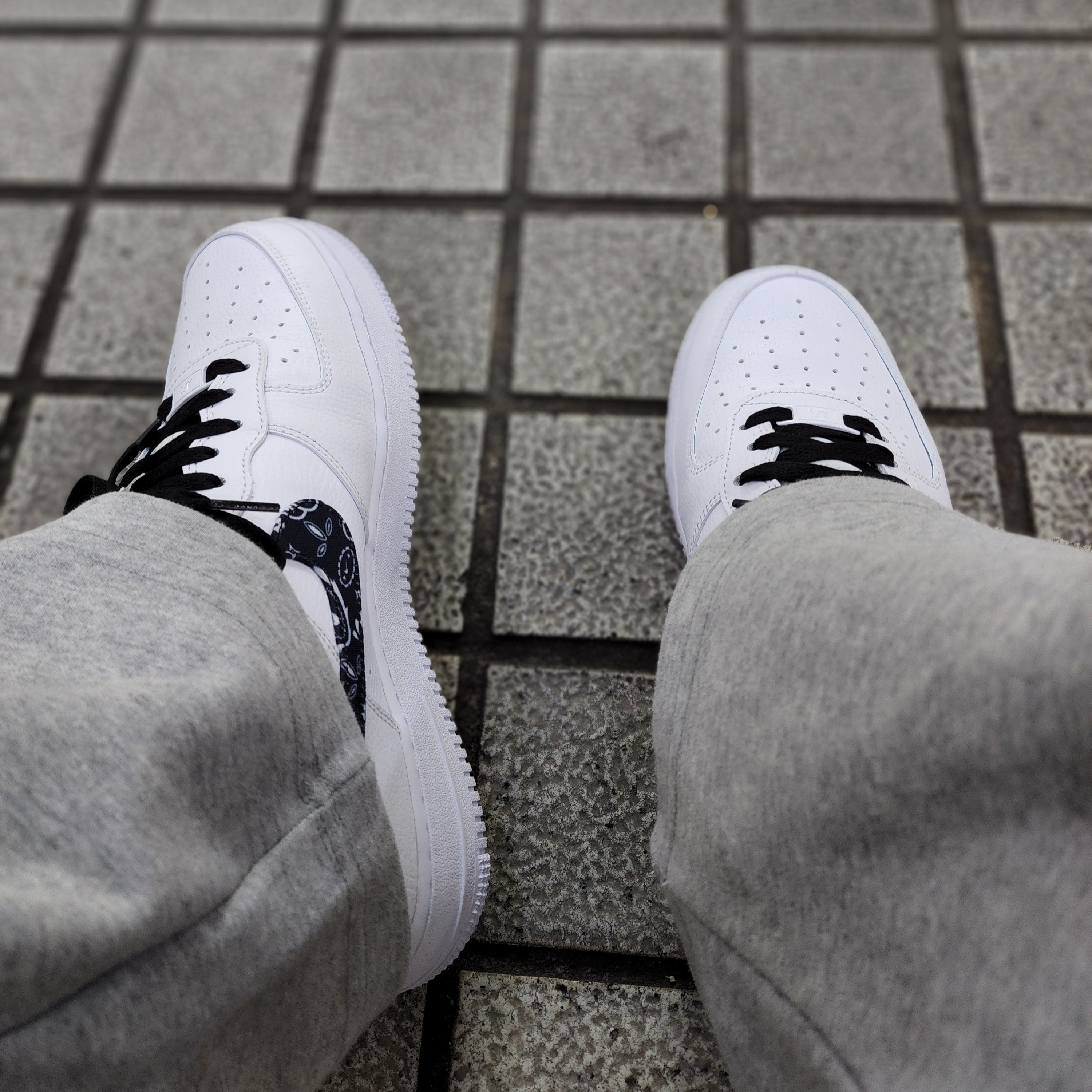 (W) Nike Air Force 1 '07 Essential Paisley Swoosh White Black 착용 스타일