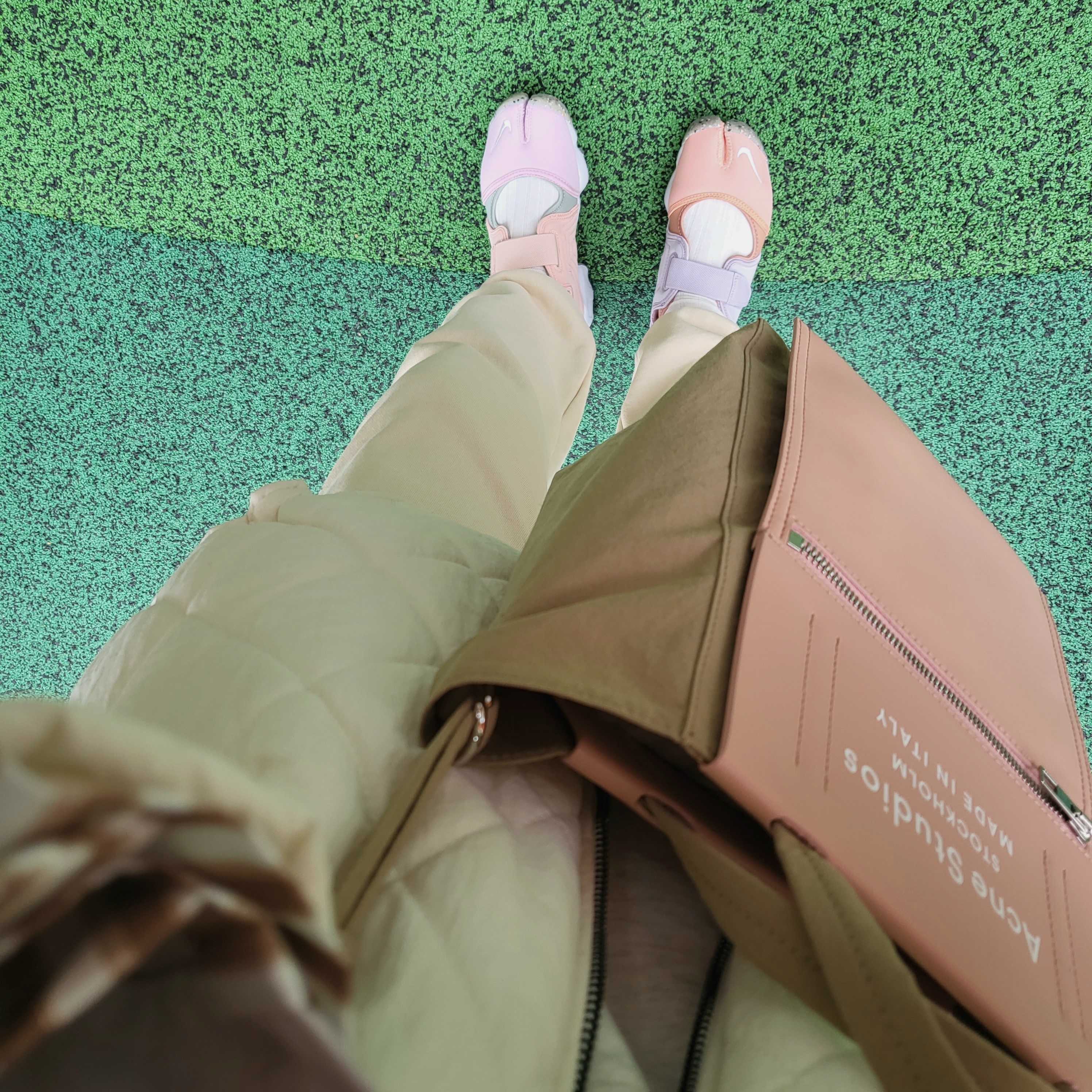 (W) Nike Air Rift Crimson Bliss, Acne Studios Baker Out Mini Tote Bag Brown Pink 착용 스타일