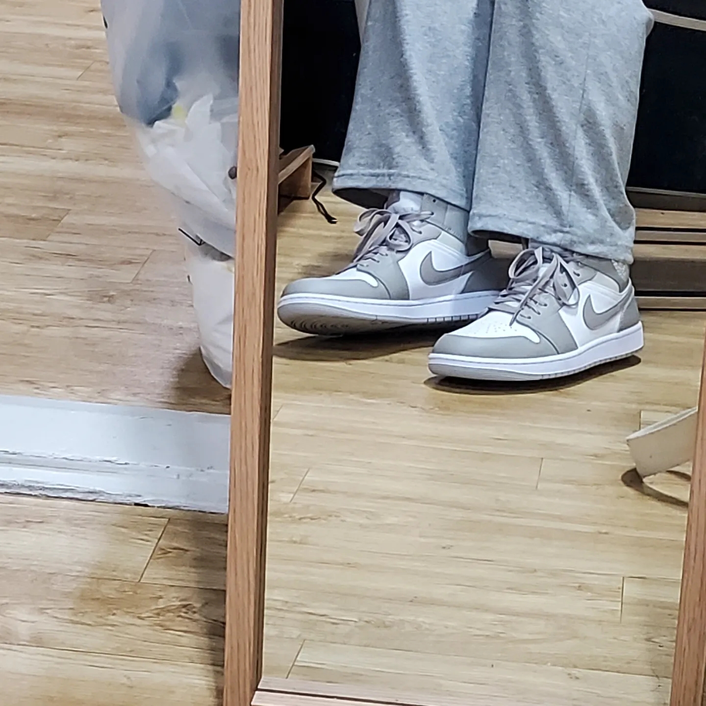 Jordan 1 Mid College Grey 착용 스타일 - 3