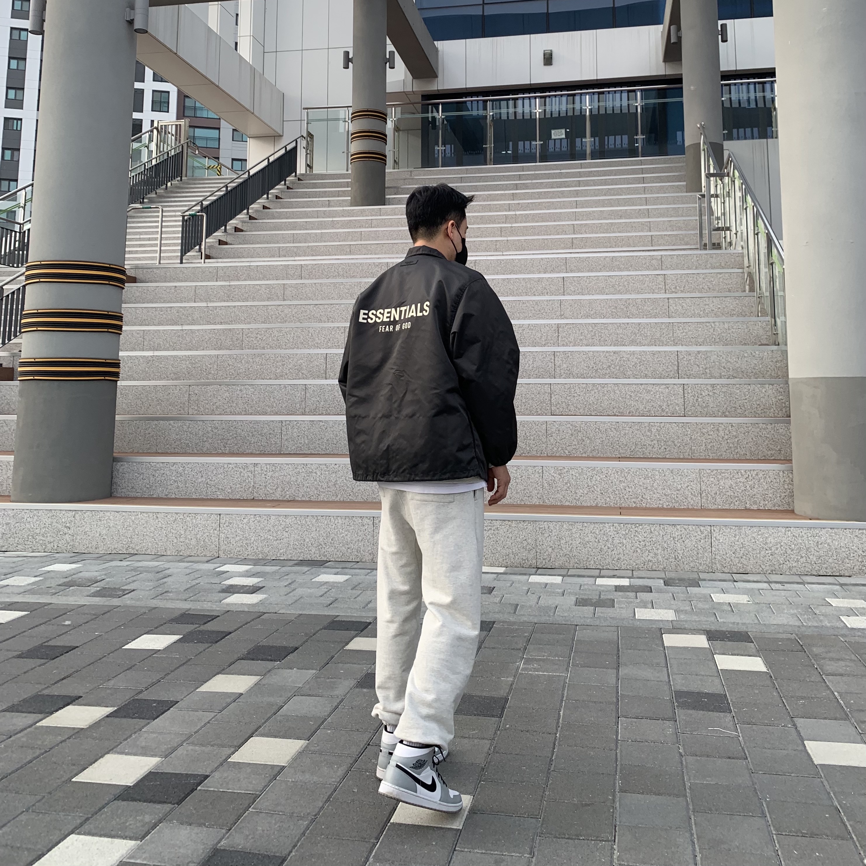Essentials Coaches Jacket Iron - 22SS 착용 스타일