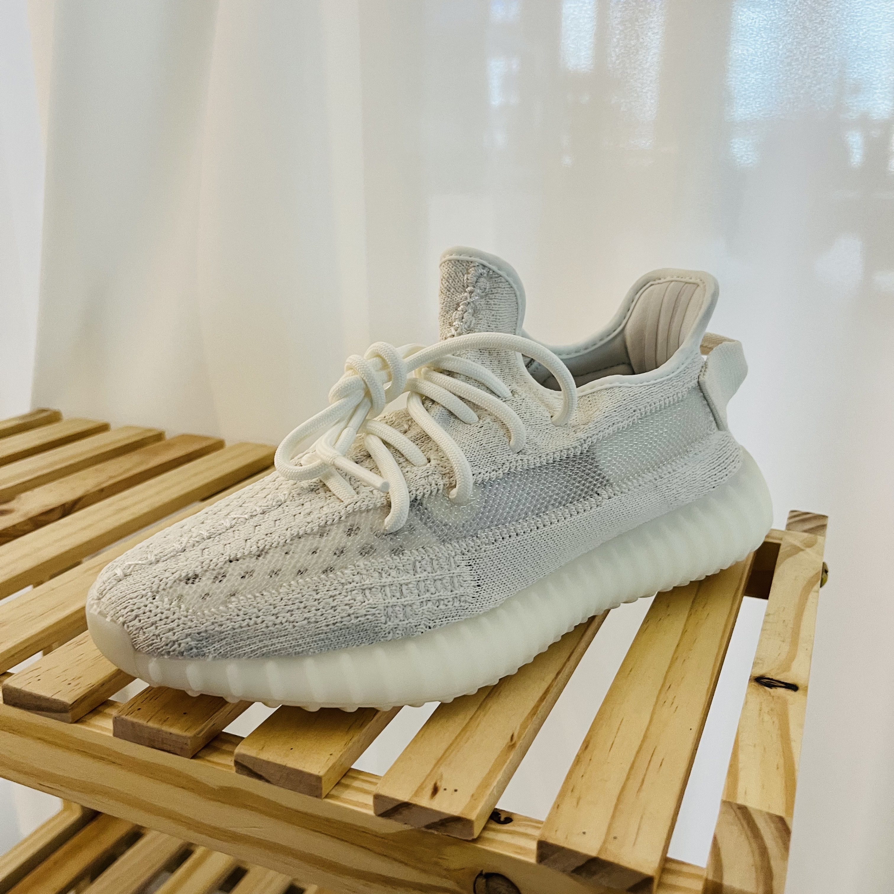 Adidas Yeezy Boost 350 V2 Bone 착용 스타일