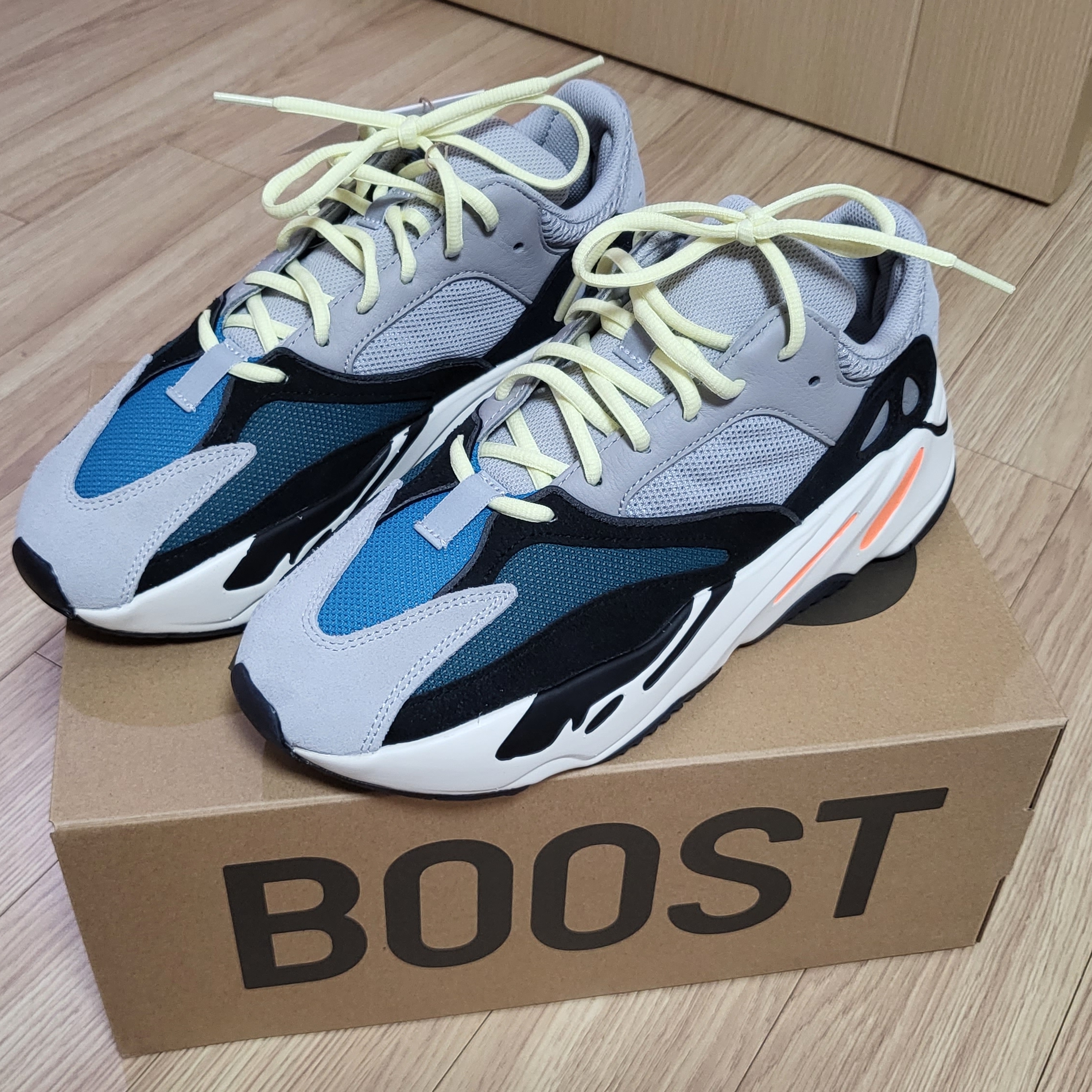 Adidas Yeezy Boost 700 Wave Runner Solid Grey 2021/2022 착용 스타일