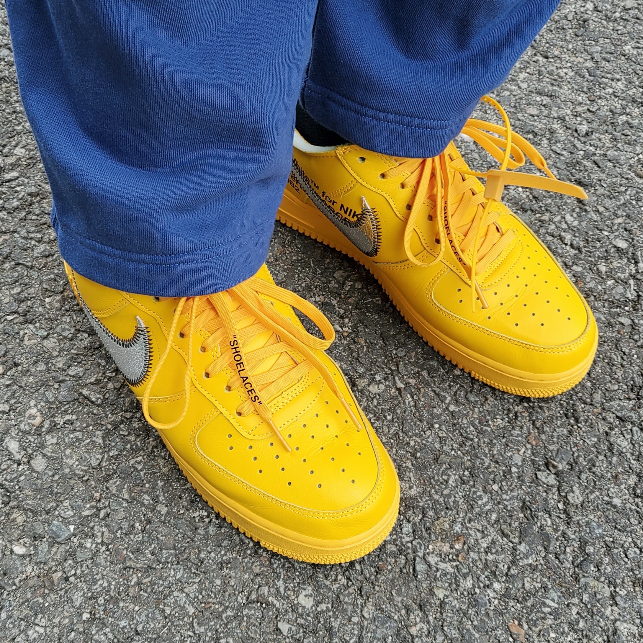 Nike x Off-White Air Force 1 '07 University Gold 착용 스타일 - 2