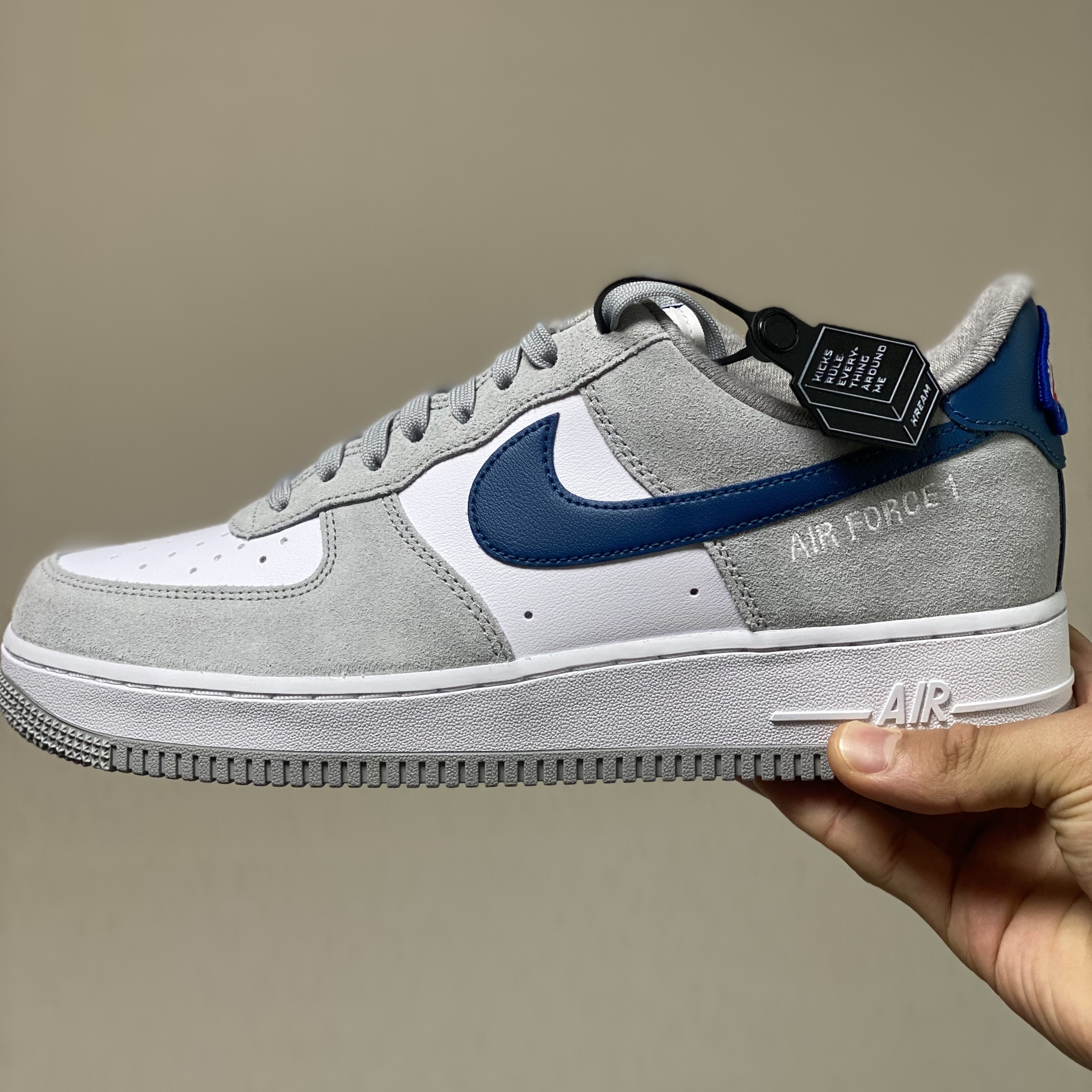 Nike Air Force 1 '07 LV8 Athletic Club Light Smoke Grey Marina 착용 스타일 - 1