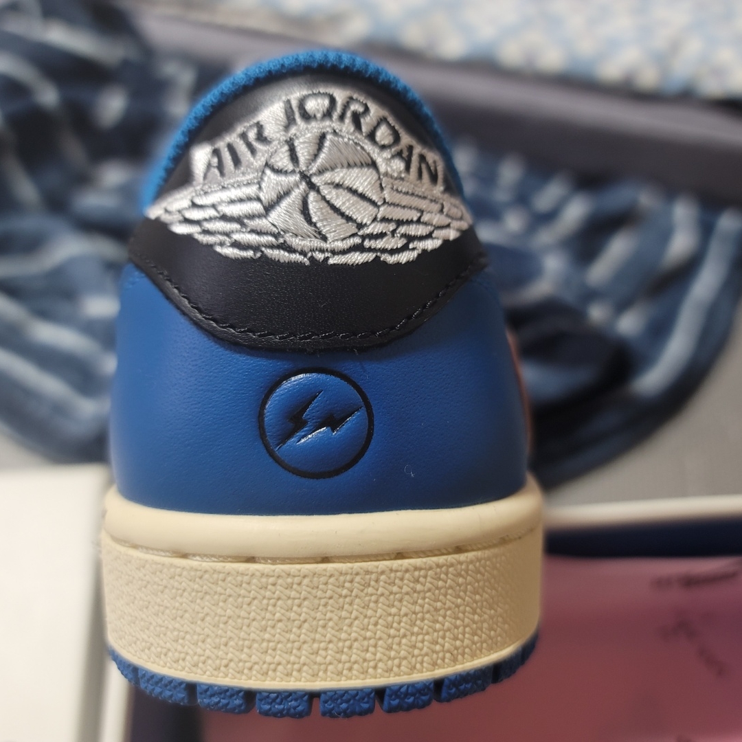 Nike x Sacai VaporWaffle Black and Gum, Jordan 1 x Travis Scott x Fragment Retro Low OG SP Military Blue 착용 스타일 - 4