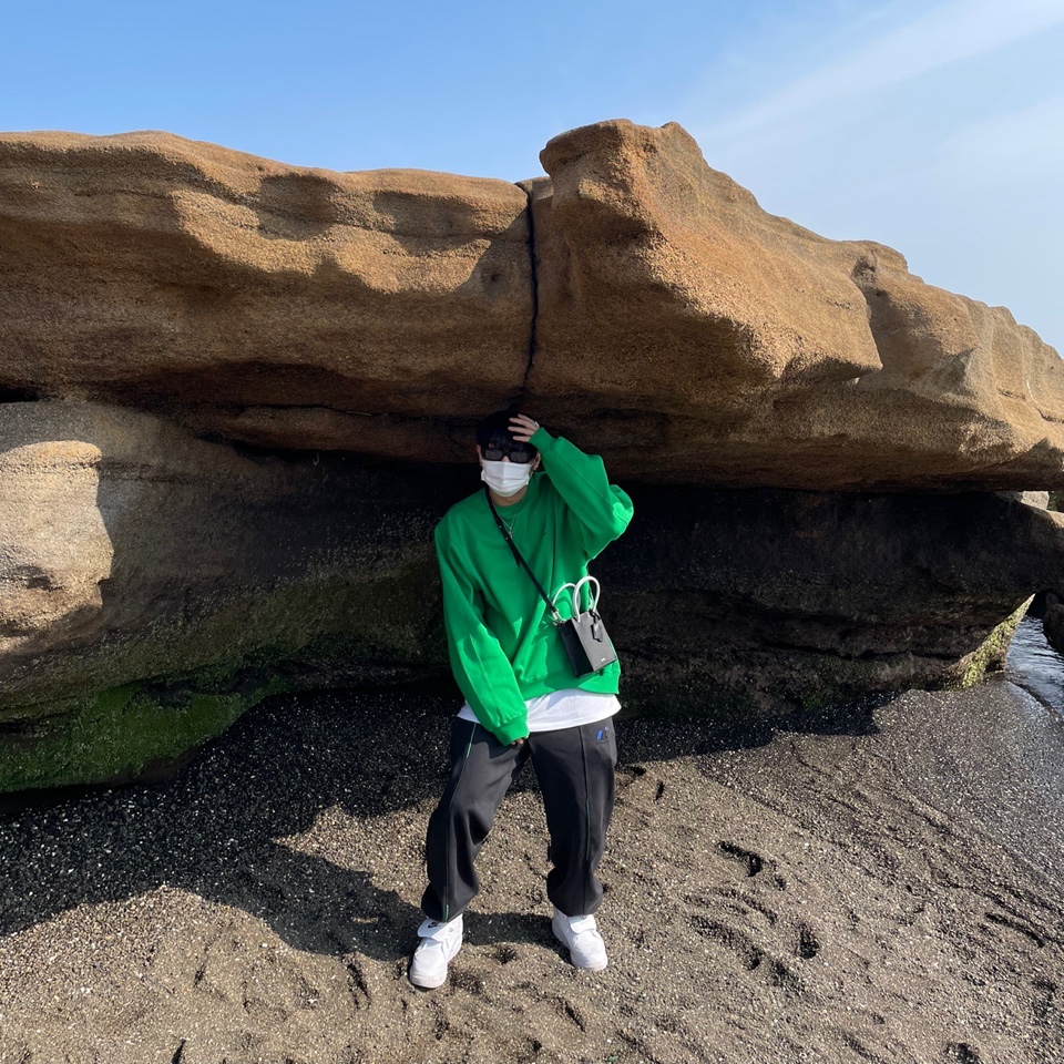 Zara x Ader Error Jogger Pants Dark Anthracite Grey, Ader Error Small Blue Bag Noir 착용 스타일