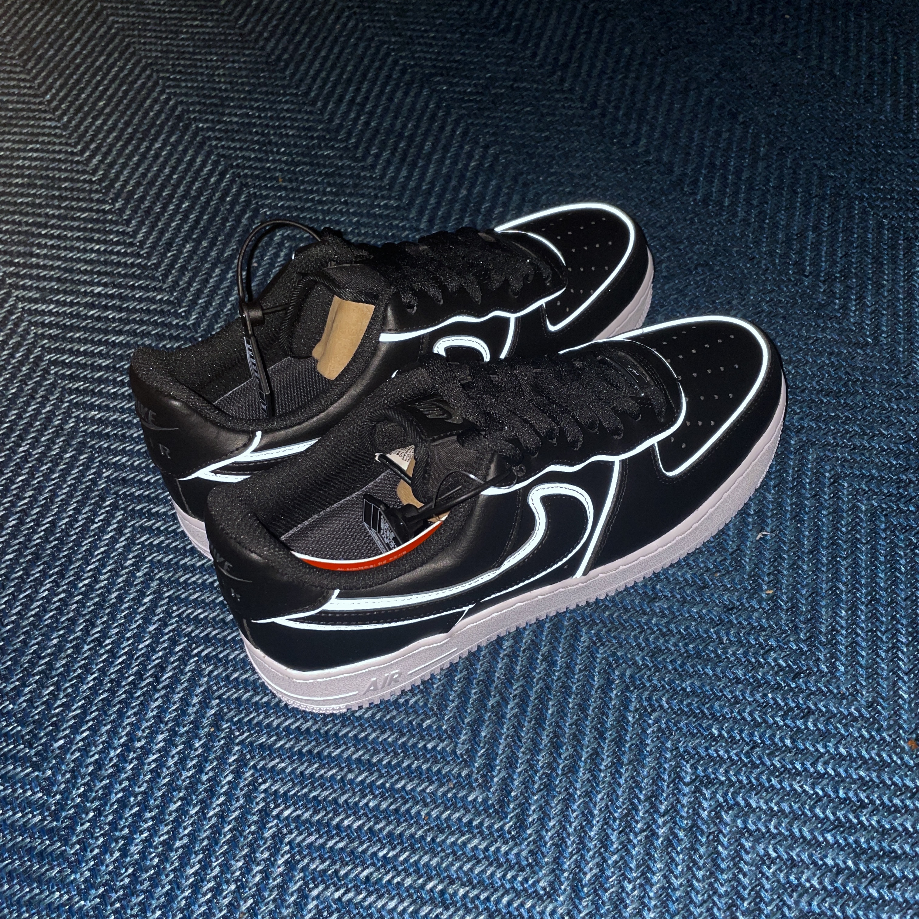 Nike Air Force 1 '07 LV8 Black White 착용 스타일