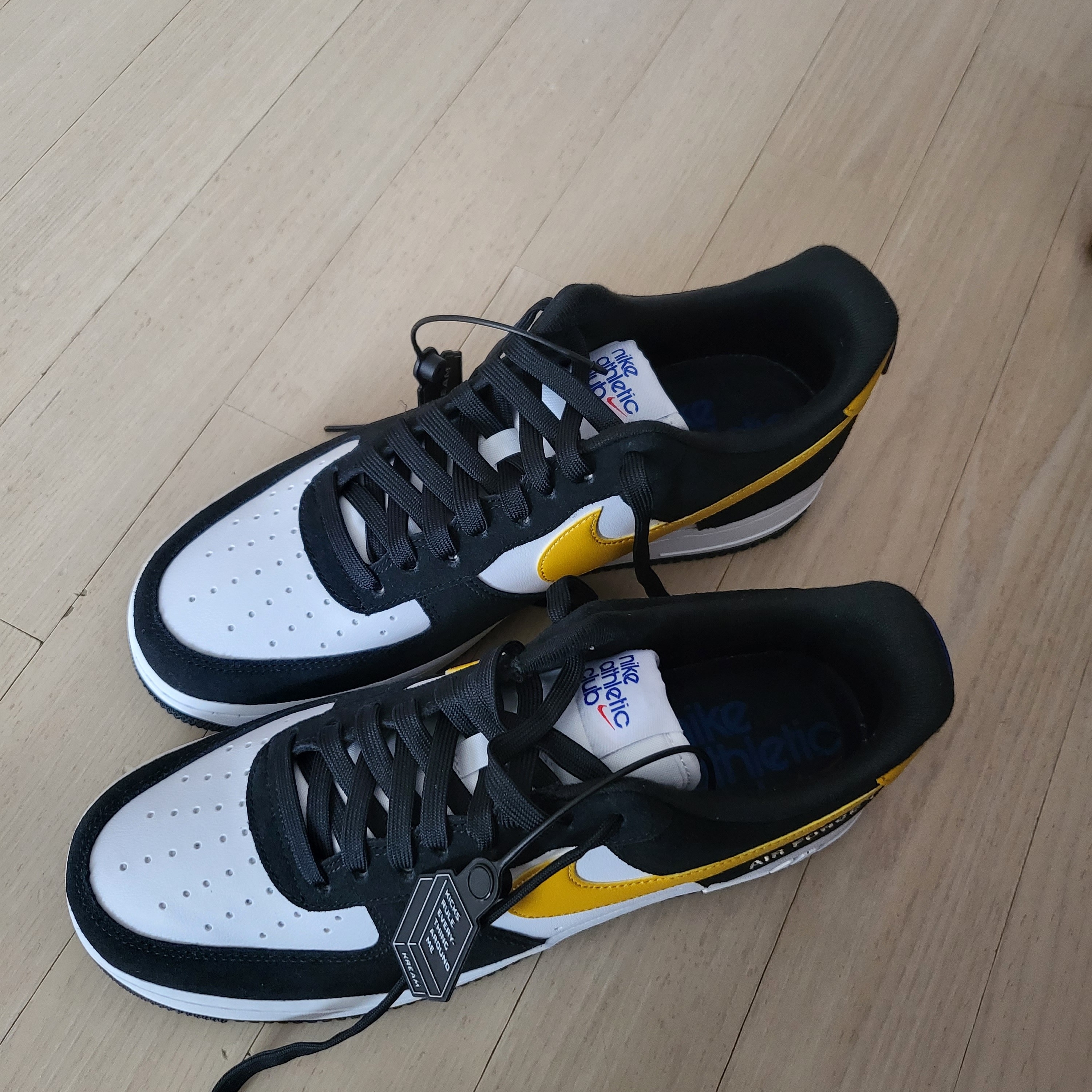Nike Air Force 1 '07 LV8 Athletic Club Black Dark Sulfur 착용 스타일