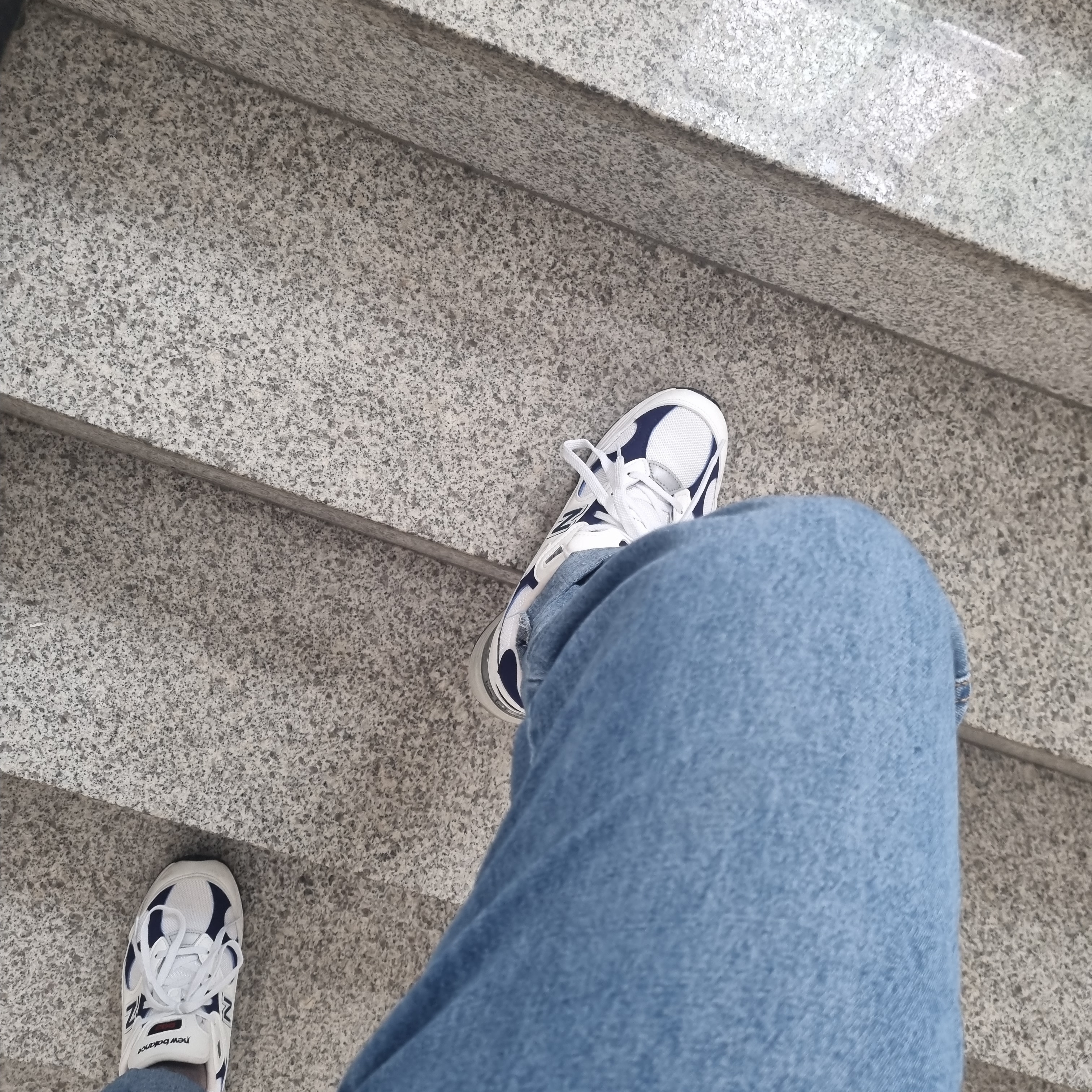 New Balance 992 Made in USA White Navy 착용 스타일