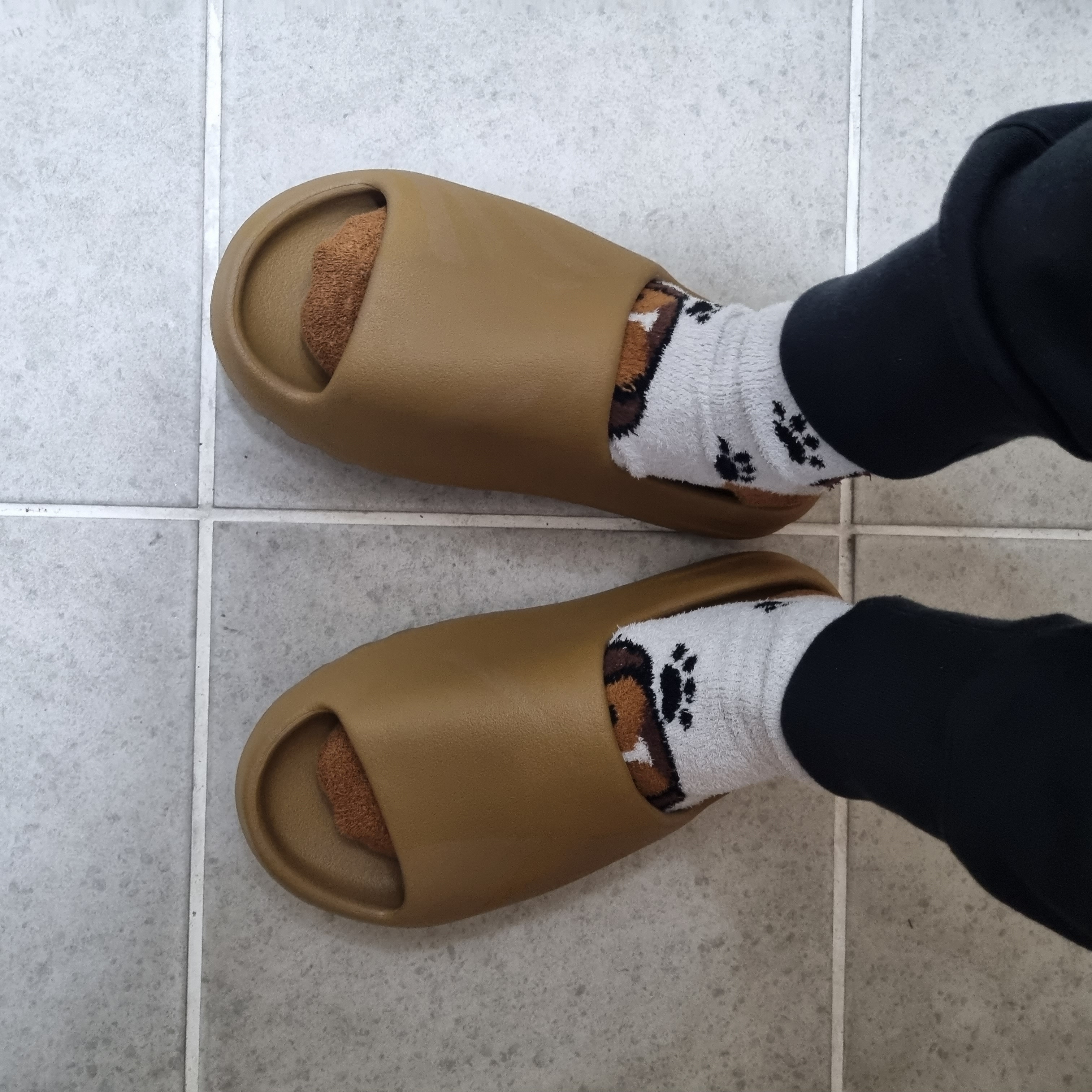 Adidas Yeezy Slide Ochre 착용 스타일 - 1