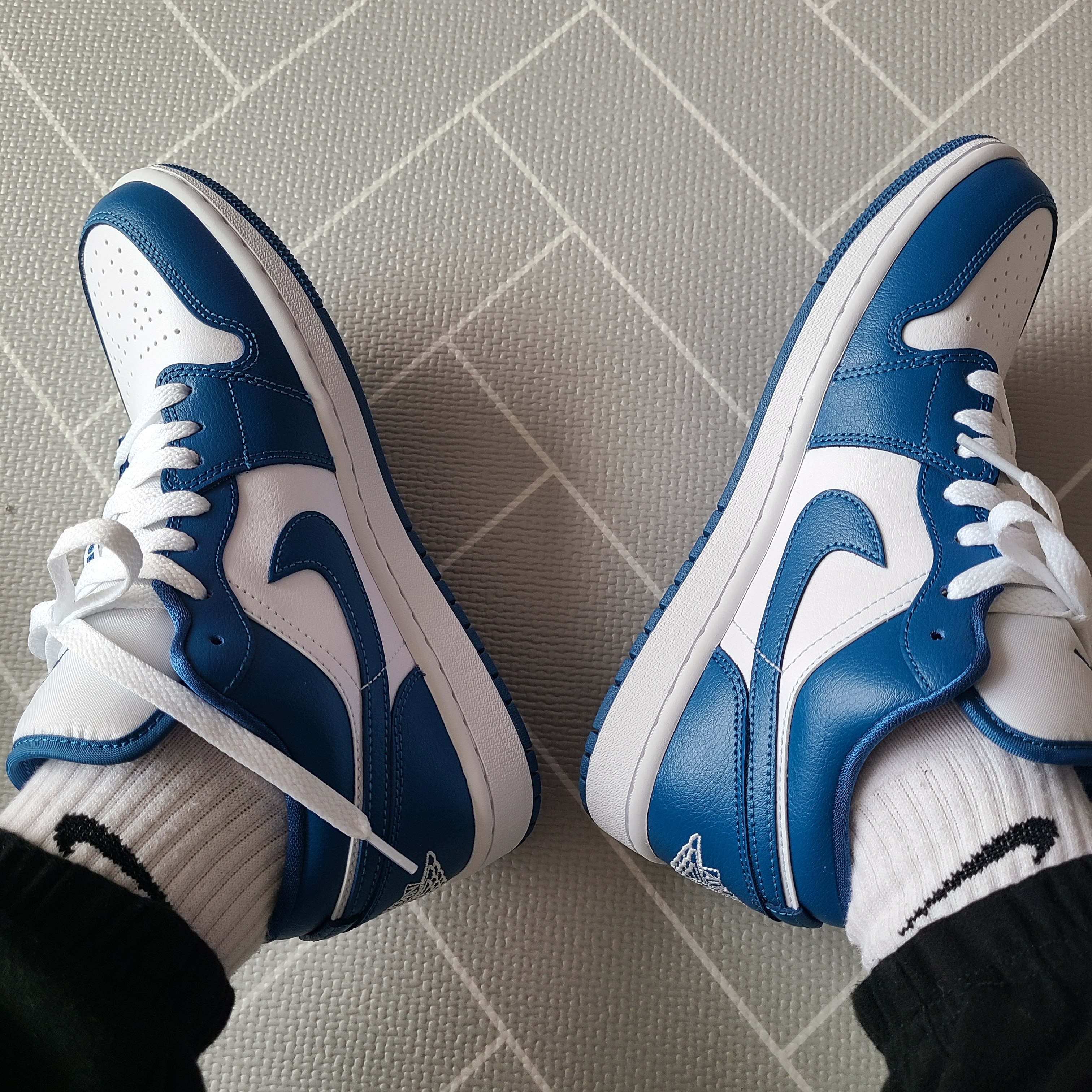 (W) Jordan 1 Low White Dark Marina Blue 착용 스타일 - 1