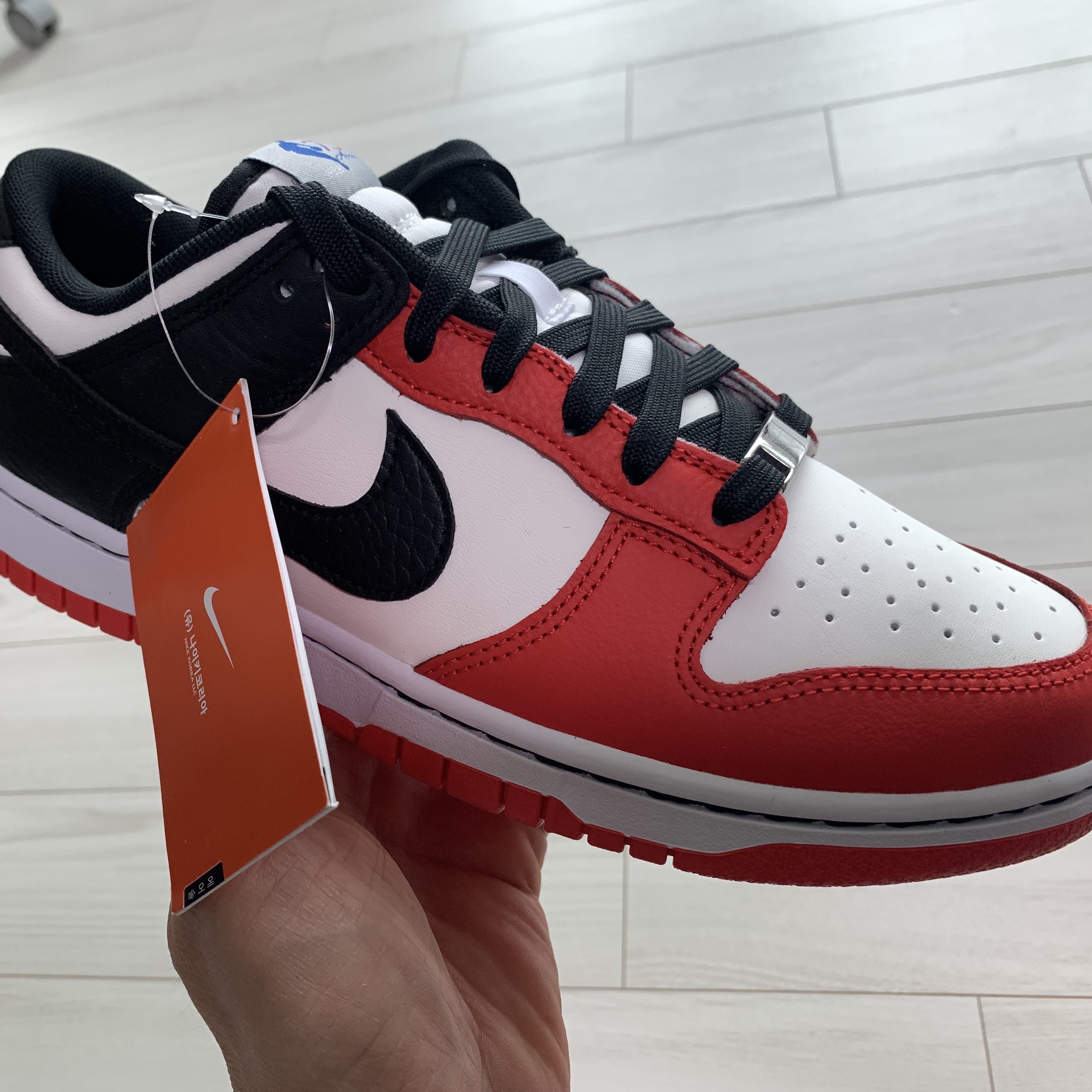 Nike x NBA Dunk Low Retro EMB Black and Chile Red 착용 스타일 - 1